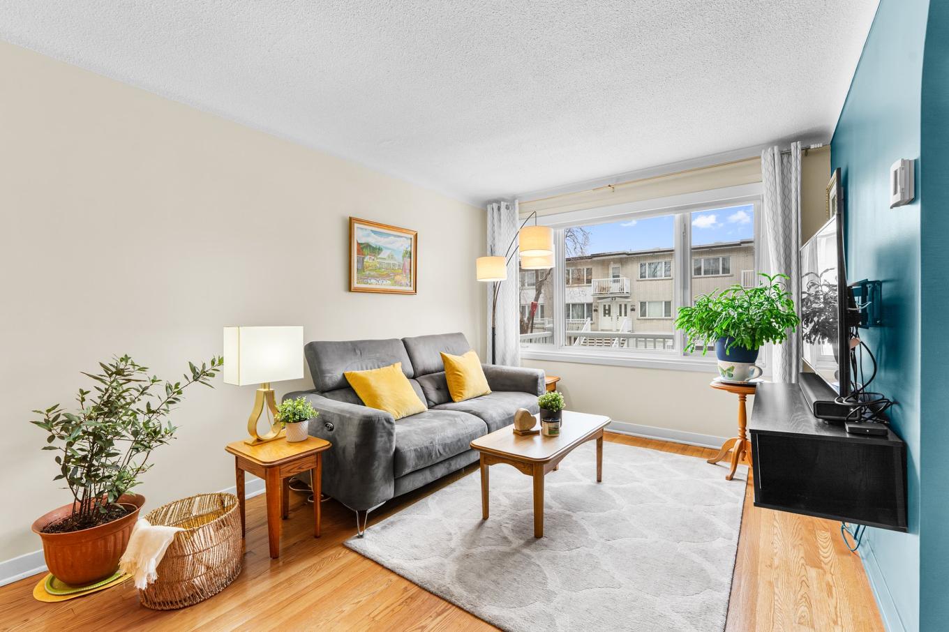 Living room - 6250 - 6254 Av. De La Mayenne, Montréal (Anjou), QC - Indoor Photo Showing Living Room