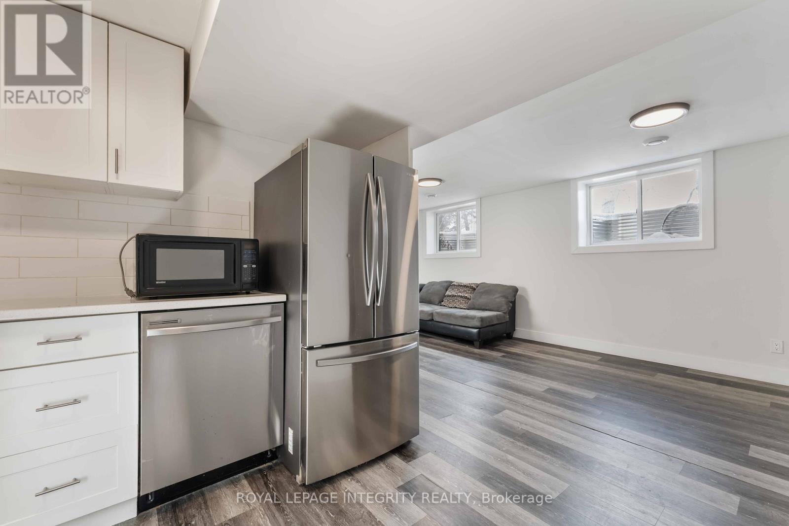 B - 35 Sherry Lane, Ottawa, ON - Indoor Photo Showing Kitchen