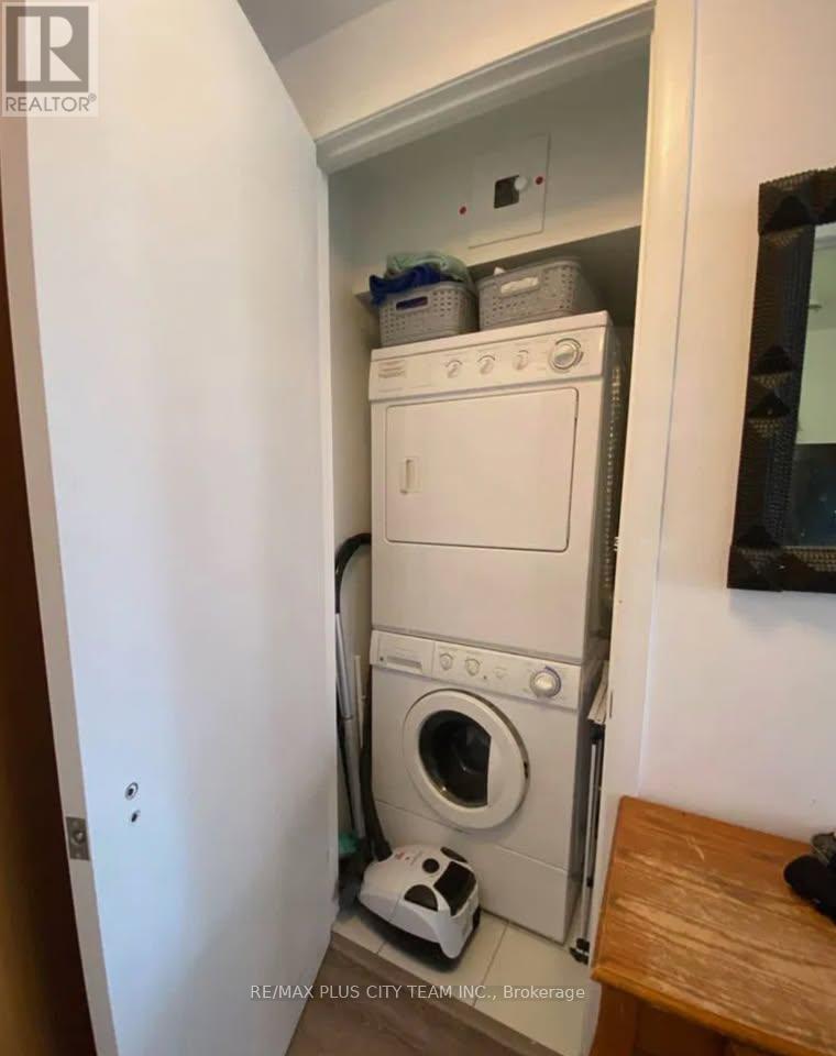 502 - 375 King Street W, Toronto, ON - Indoor Photo Showing Laundry Room