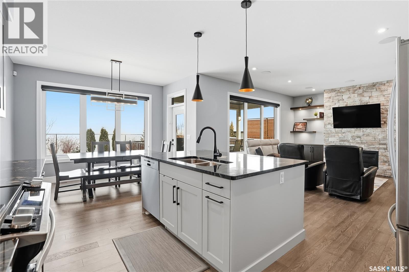 359 Mahabir Court, Saskatoon, SK - Indoor Photo Showing Kitchen With Double Sink With Upgraded Kitchen