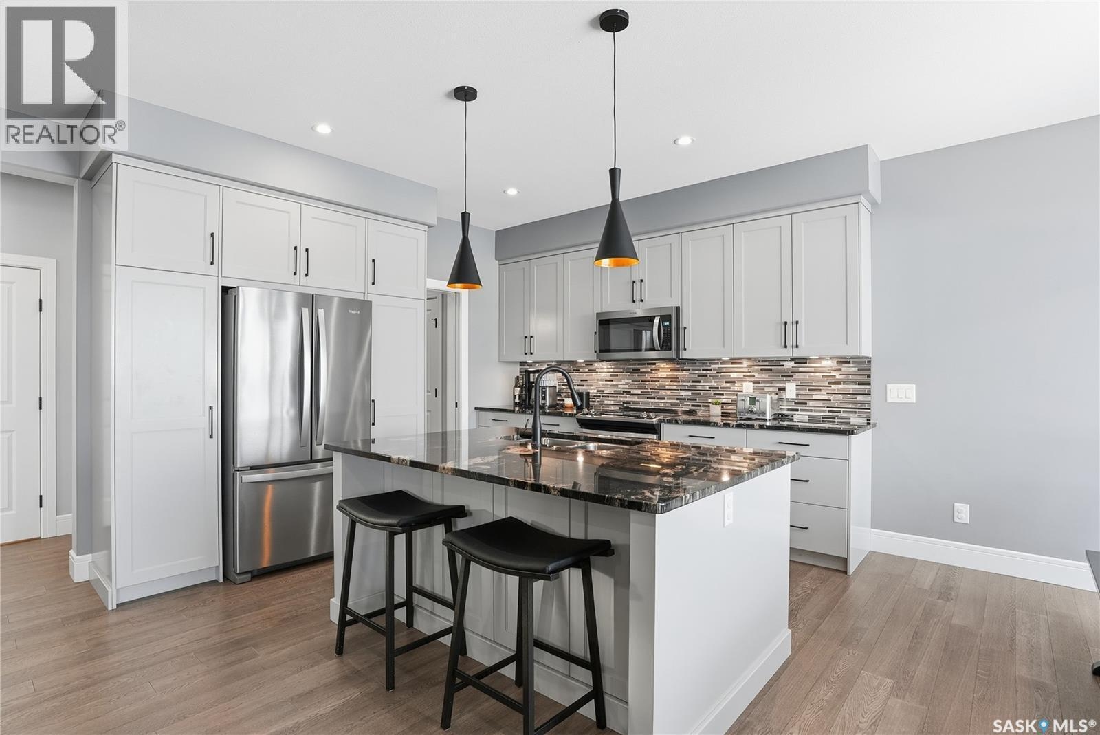 359 Mahabir Court, Saskatoon, SK - Indoor Photo Showing Kitchen With Upgraded Kitchen