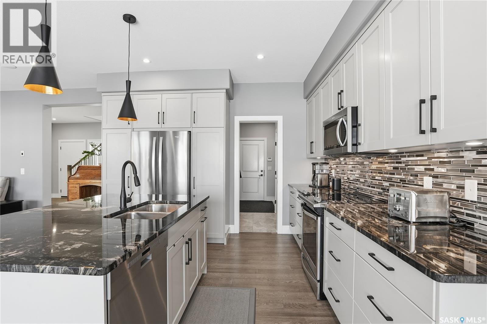 359 Mahabir Court, Saskatoon, SK - Indoor Photo Showing Kitchen With Double Sink With Upgraded Kitchen
