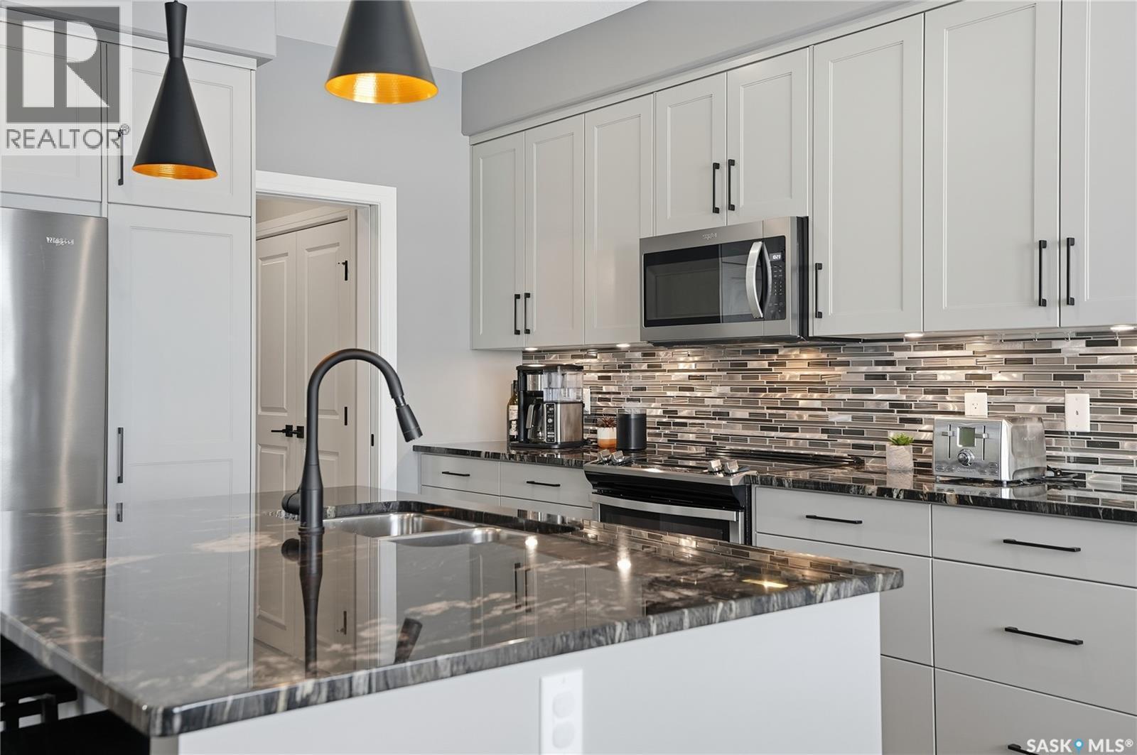 359 Mahabir Court, Saskatoon, SK - Indoor Photo Showing Kitchen With Double Sink With Upgraded Kitchen