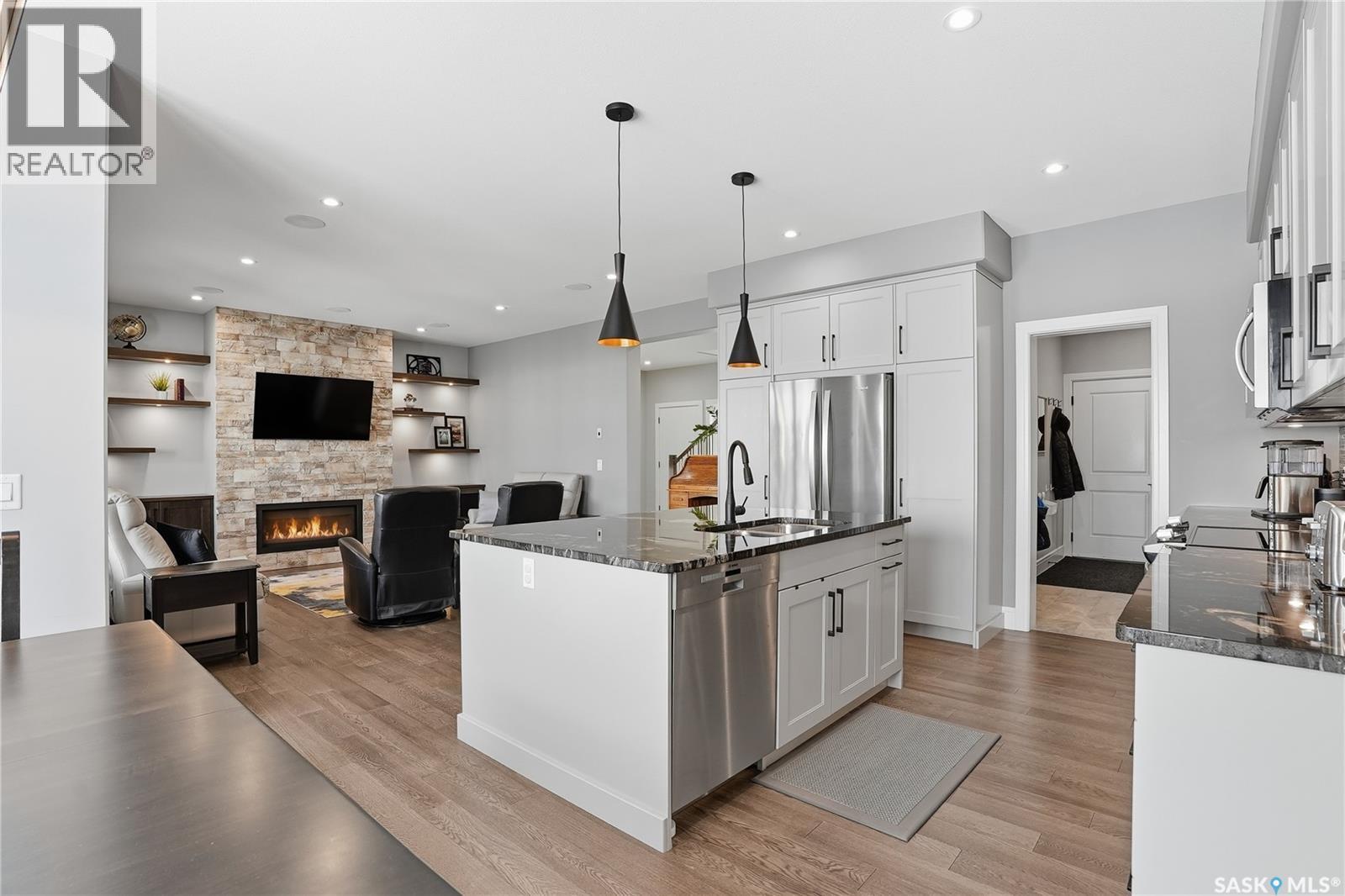 359 Mahabir Court, Saskatoon, SK - Indoor Photo Showing Kitchen With Upgraded Kitchen