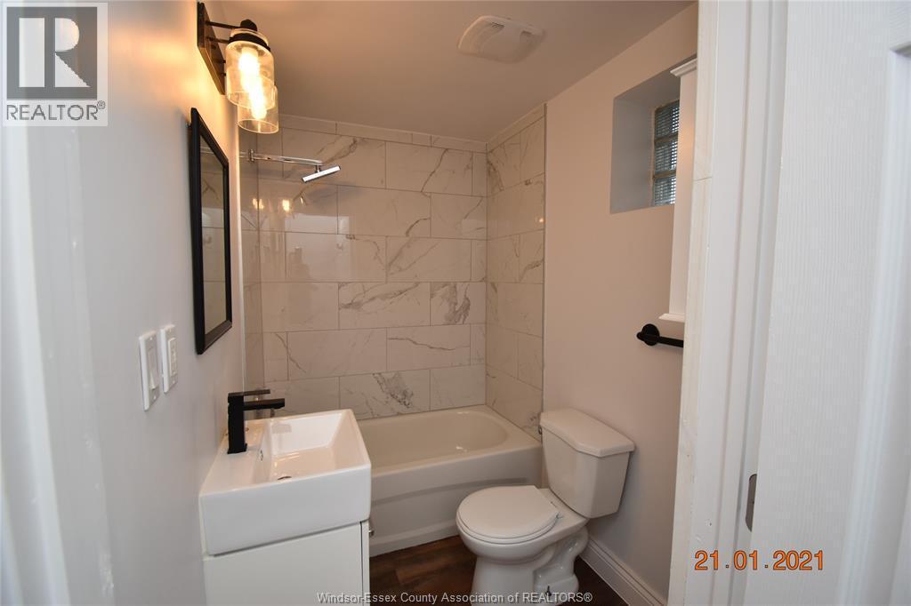 2869 Turner Road Unit# 2, Windsor, ON - Indoor Photo Showing Bathroom