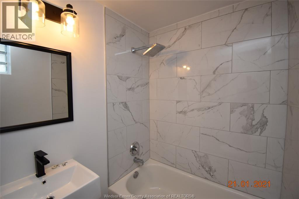 2869 Turner Road Unit# 2, Windsor, ON - Indoor Photo Showing Bathroom