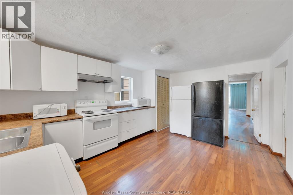 764 Windsor Avenue, Windsor, ON - Indoor Photo Showing Kitchen With Double Sink