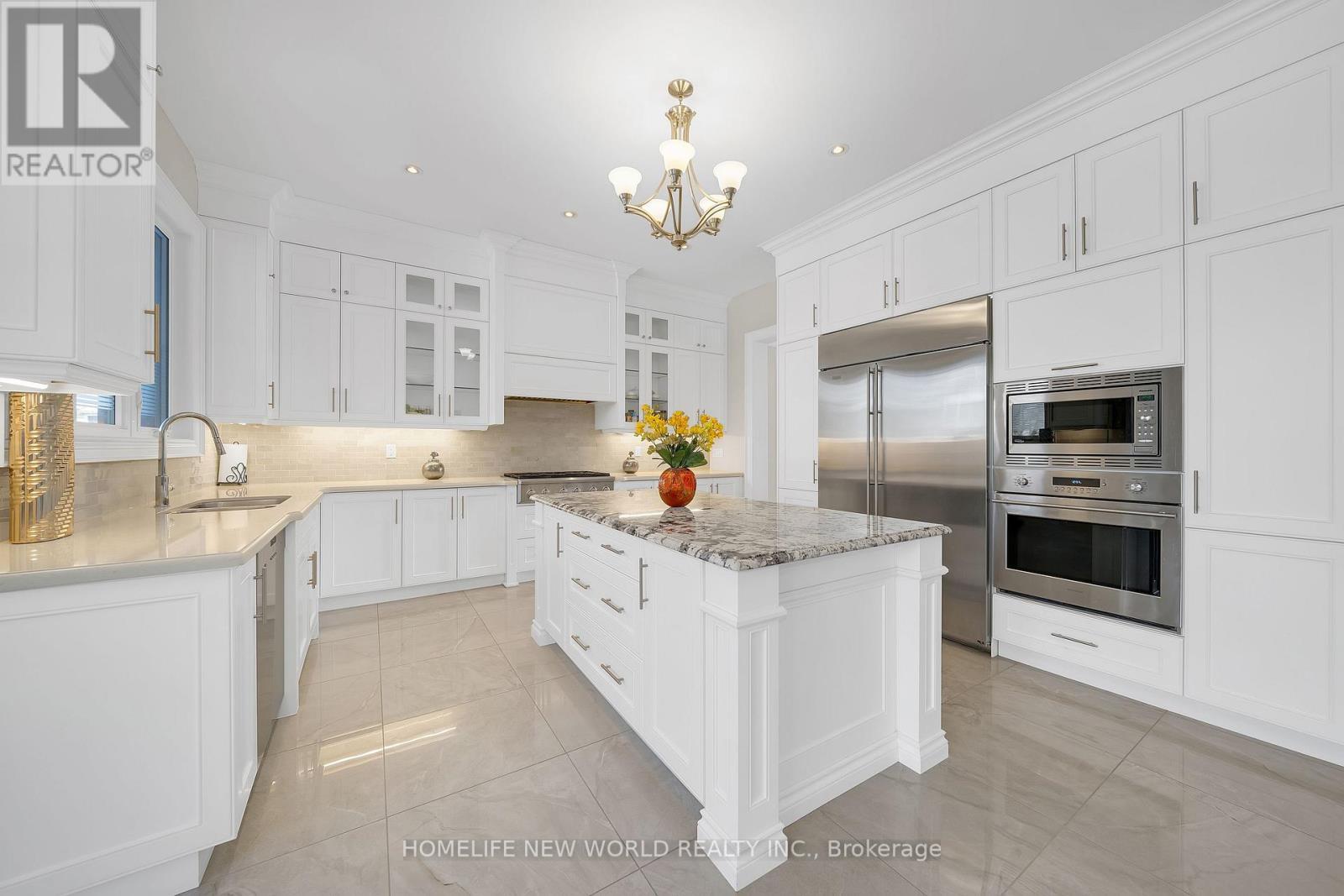10 Stancroft Drive, Richmond Hill, ON - Indoor Photo Showing Kitchen With Upgraded Kitchen