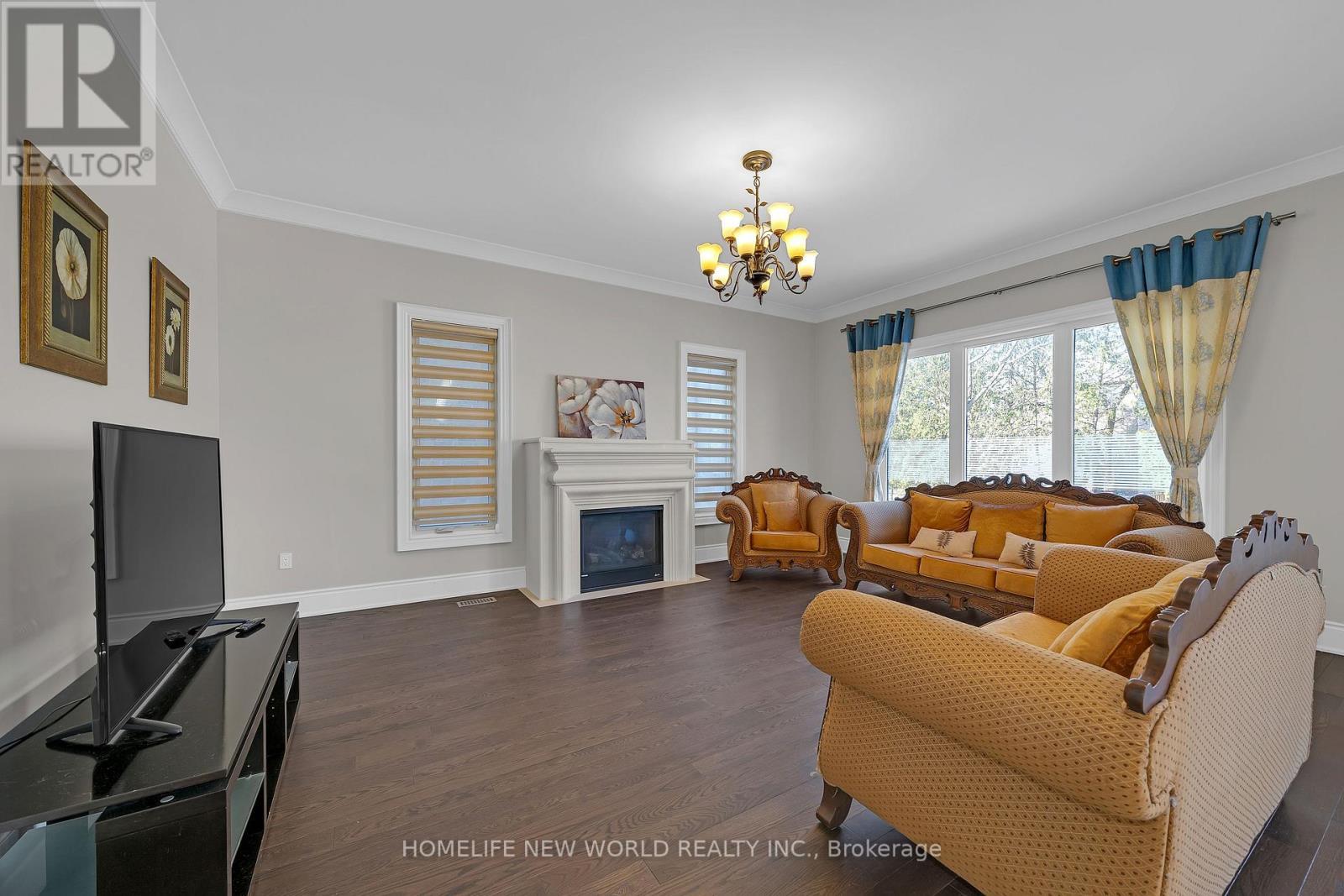 10 Stancroft Drive, Richmond Hill, ON - Indoor Photo Showing Living Room With Fireplace