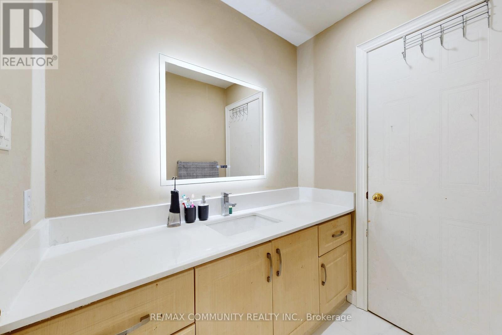 10 Oxfordshire Street, Markham, ON - Indoor Photo Showing Bathroom