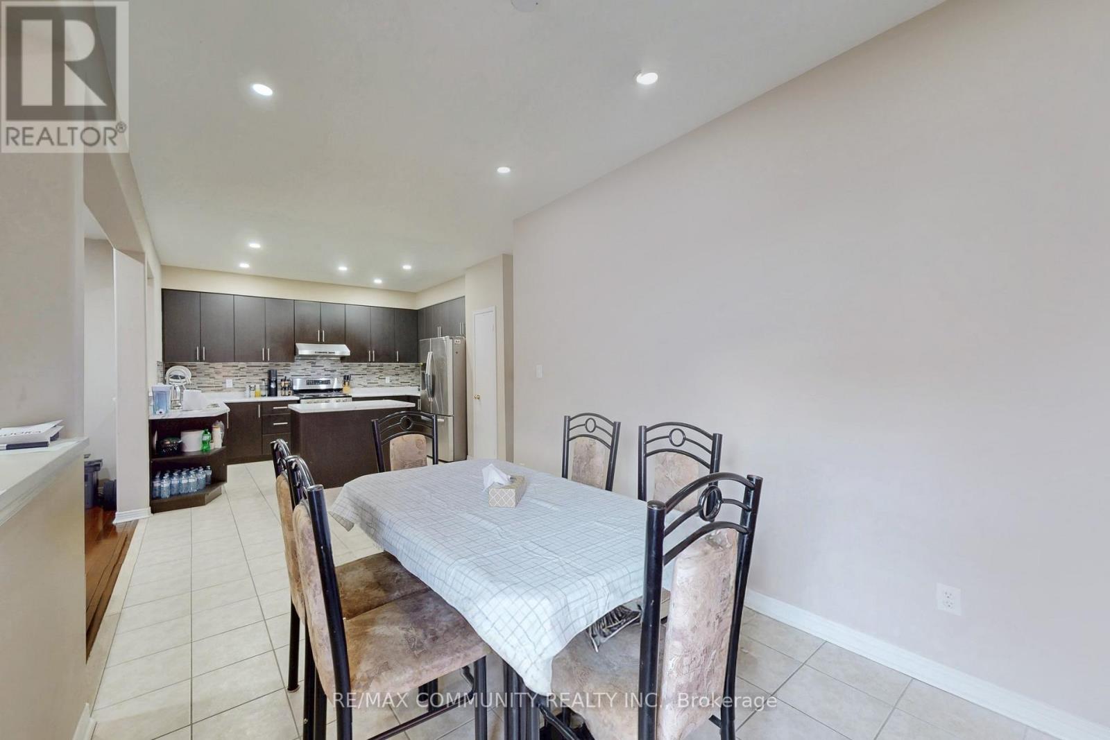 10 Oxfordshire Street, Markham, ON - Indoor Photo Showing Dining Room