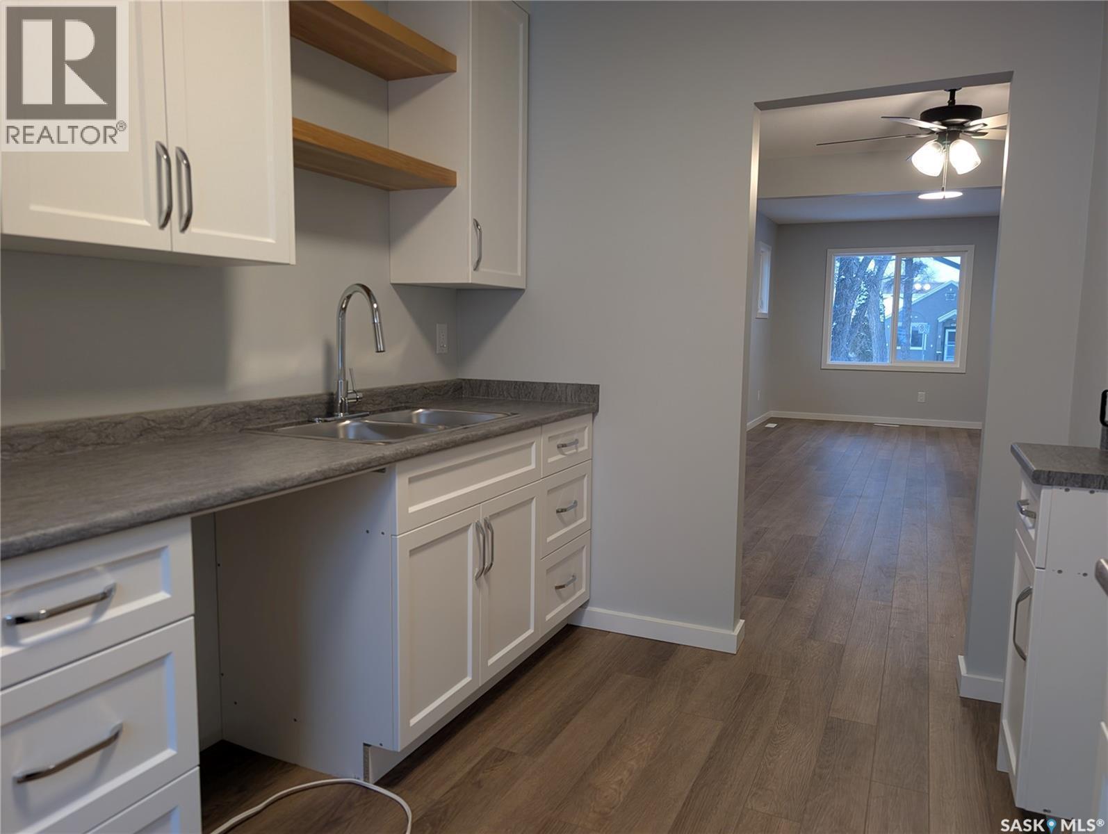 102 32Nd Street W, Saskatoon, SK - Indoor Photo Showing Kitchen With Double Sink