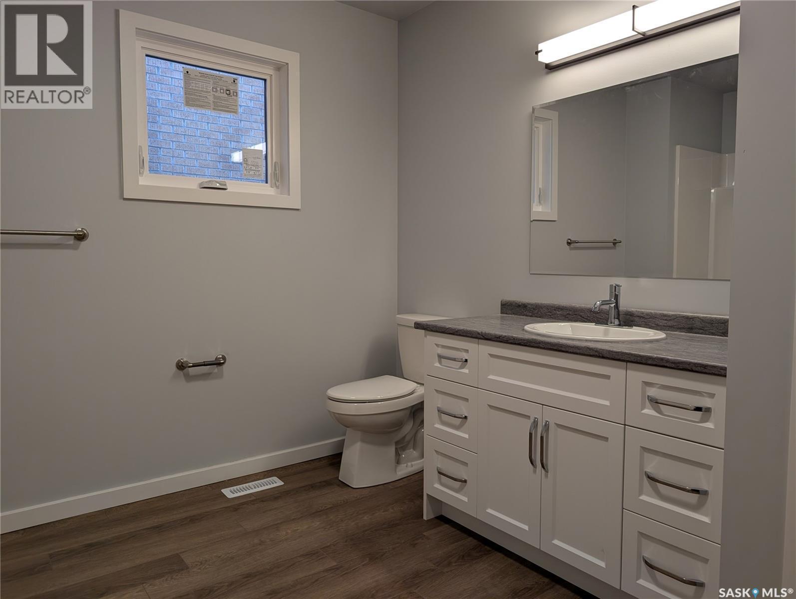 102 32Nd Street W, Saskatoon, SK - Indoor Photo Showing Bathroom