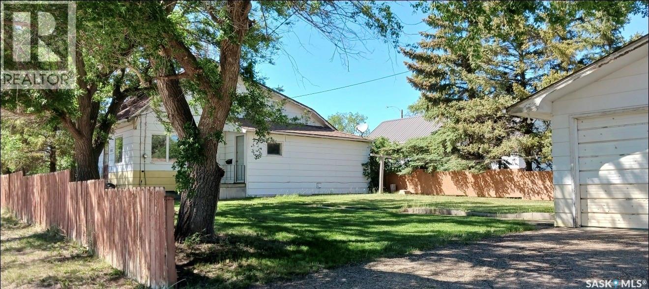 102 1St Avenue E, Coronach, SK - Outdoor