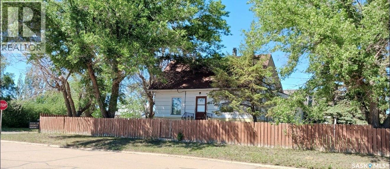 102 1St Avenue E, Coronach, SK - Outdoor