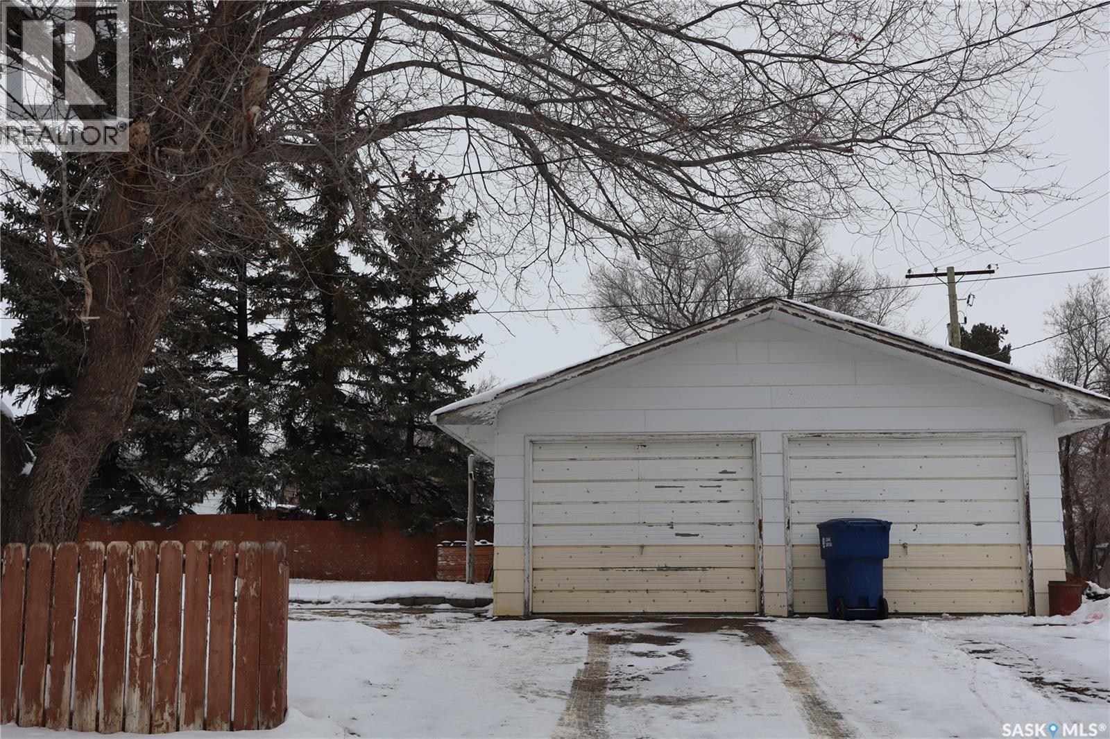 102 1St Avenue E, Coronach, SK - Outdoor