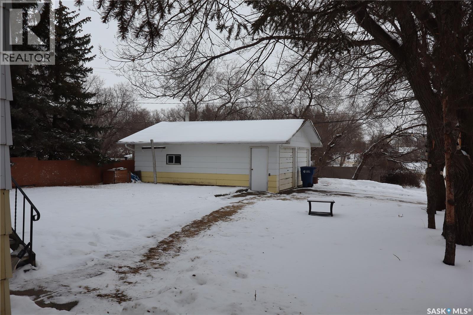 102 1St Avenue E, Coronach, SK - Outdoor