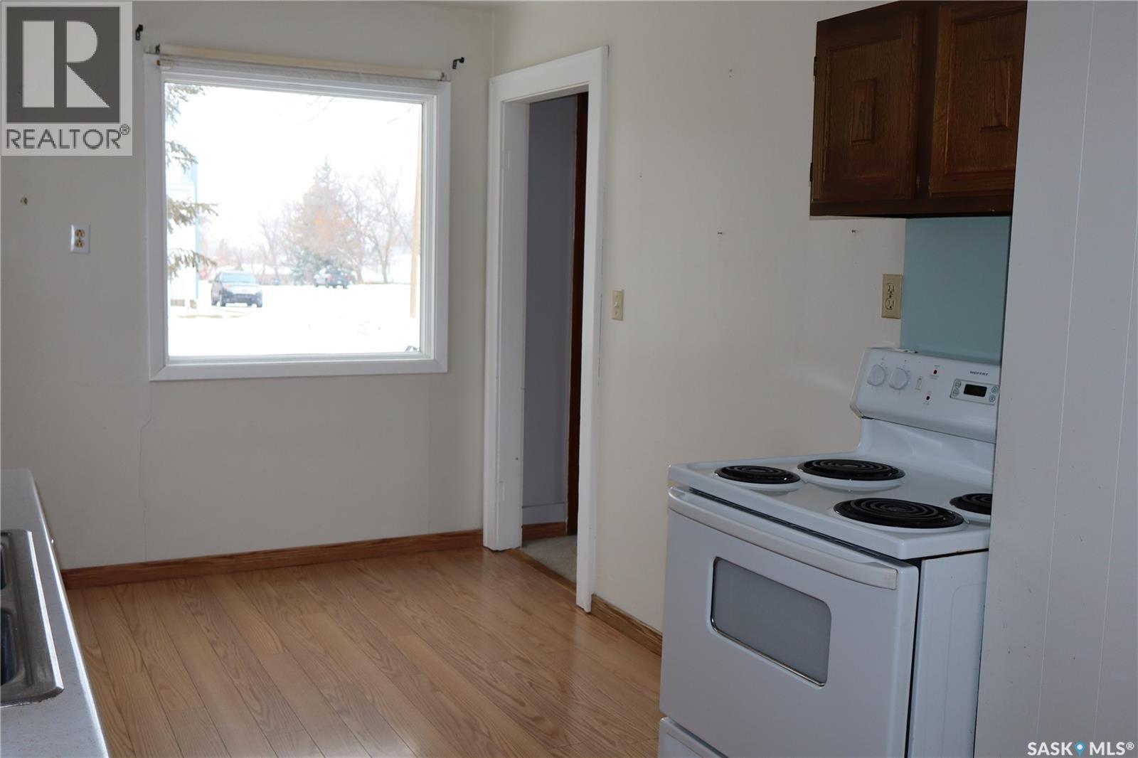 102 1St Avenue E, Coronach, SK - Indoor Photo Showing Kitchen