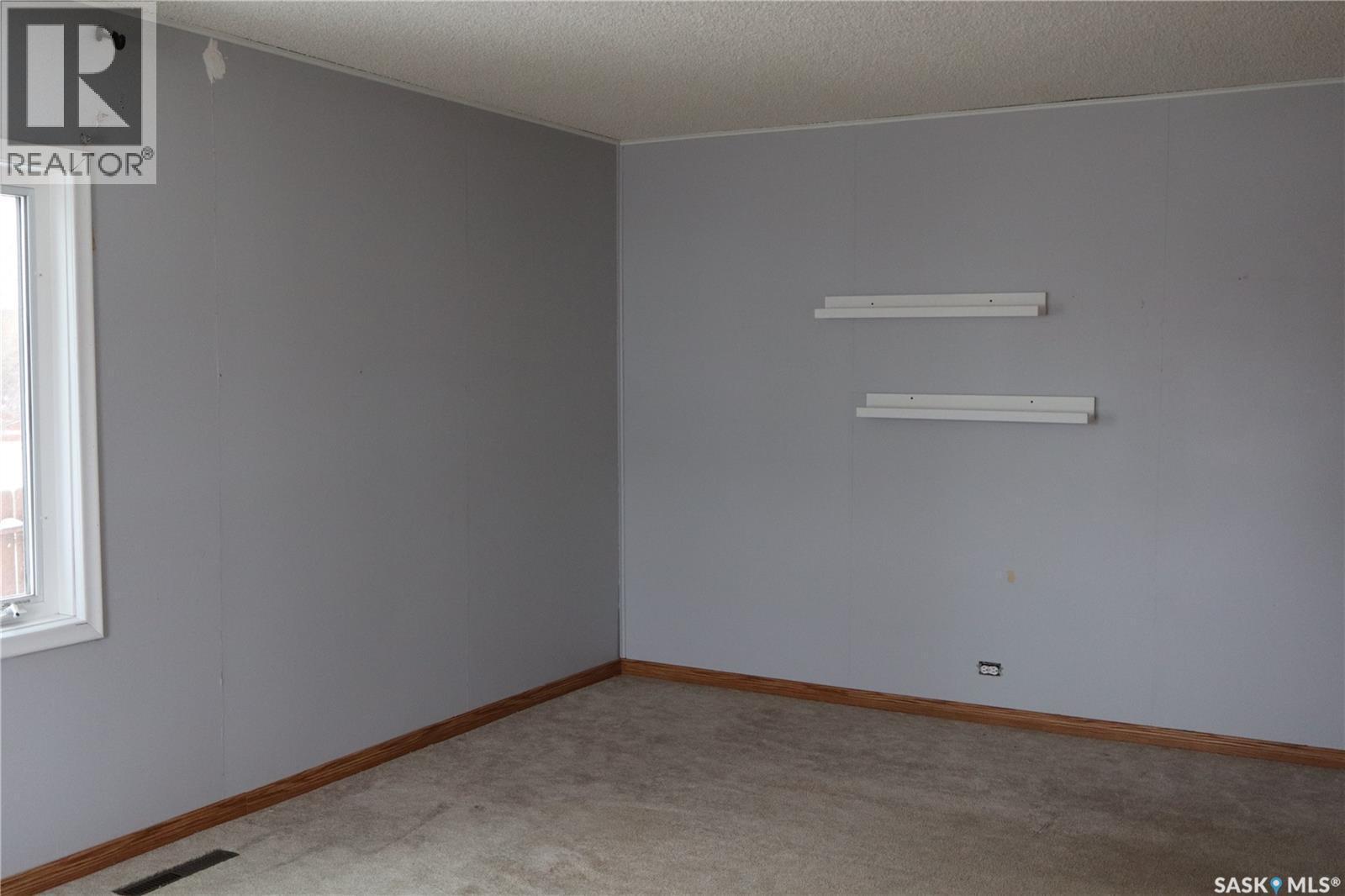 102 1St Avenue E, Coronach, SK - Indoor Photo Showing Other Room