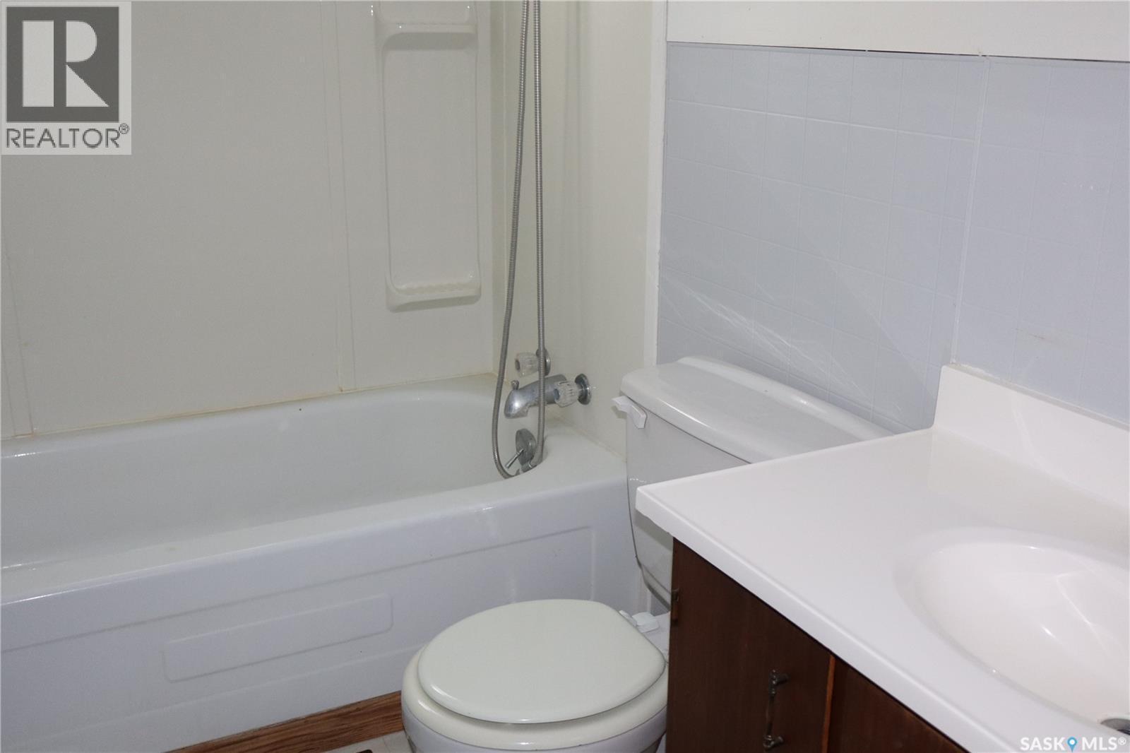 102 1St Avenue E, Coronach, SK - Indoor Photo Showing Bathroom