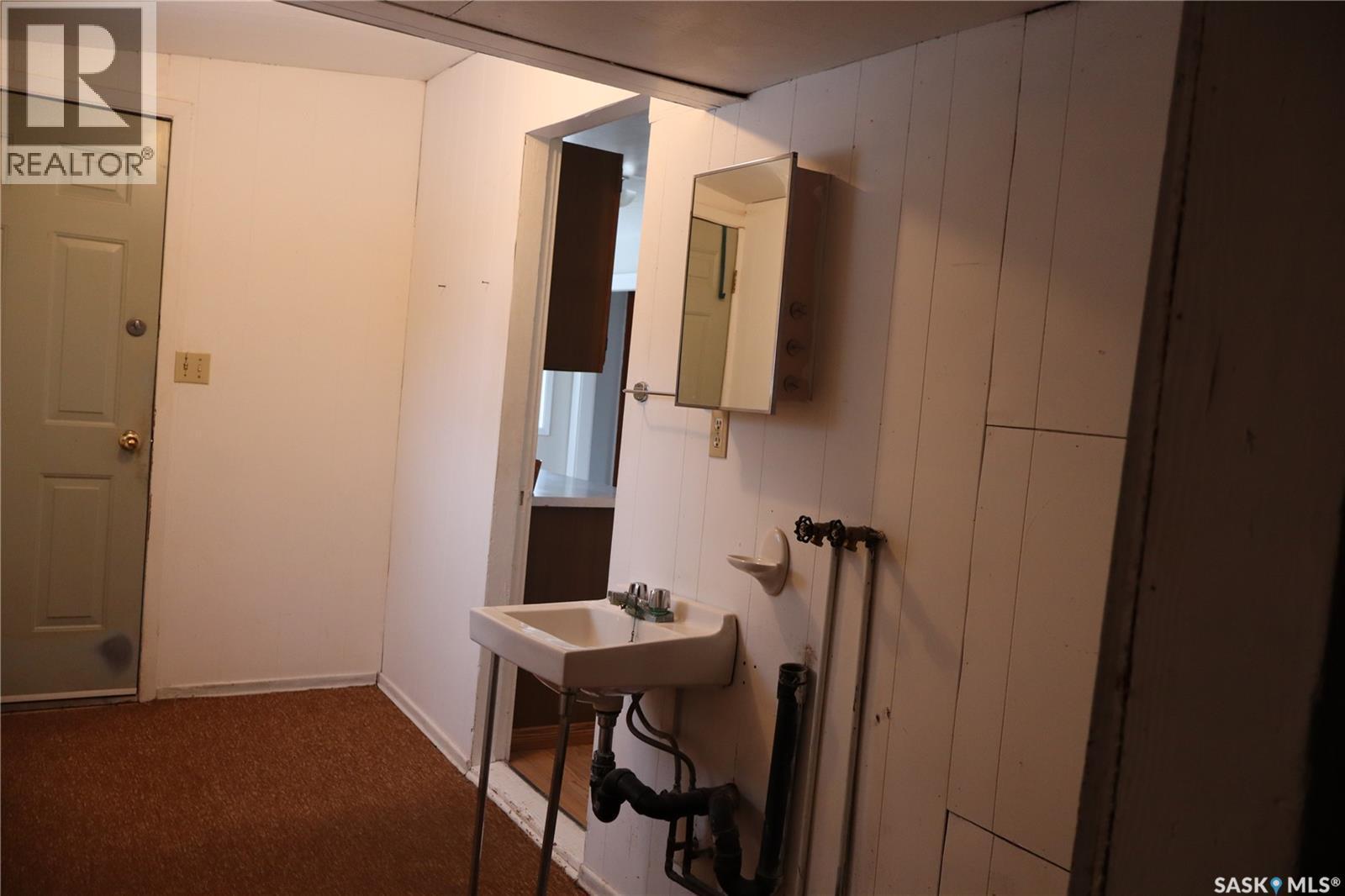 102 1St Avenue E, Coronach, SK - Indoor Photo Showing Other Room