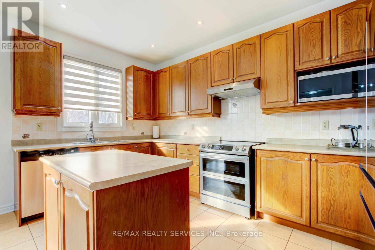 38 Cape Dorset Crescent, Brampton, ON - Indoor Photo Showing Kitchen