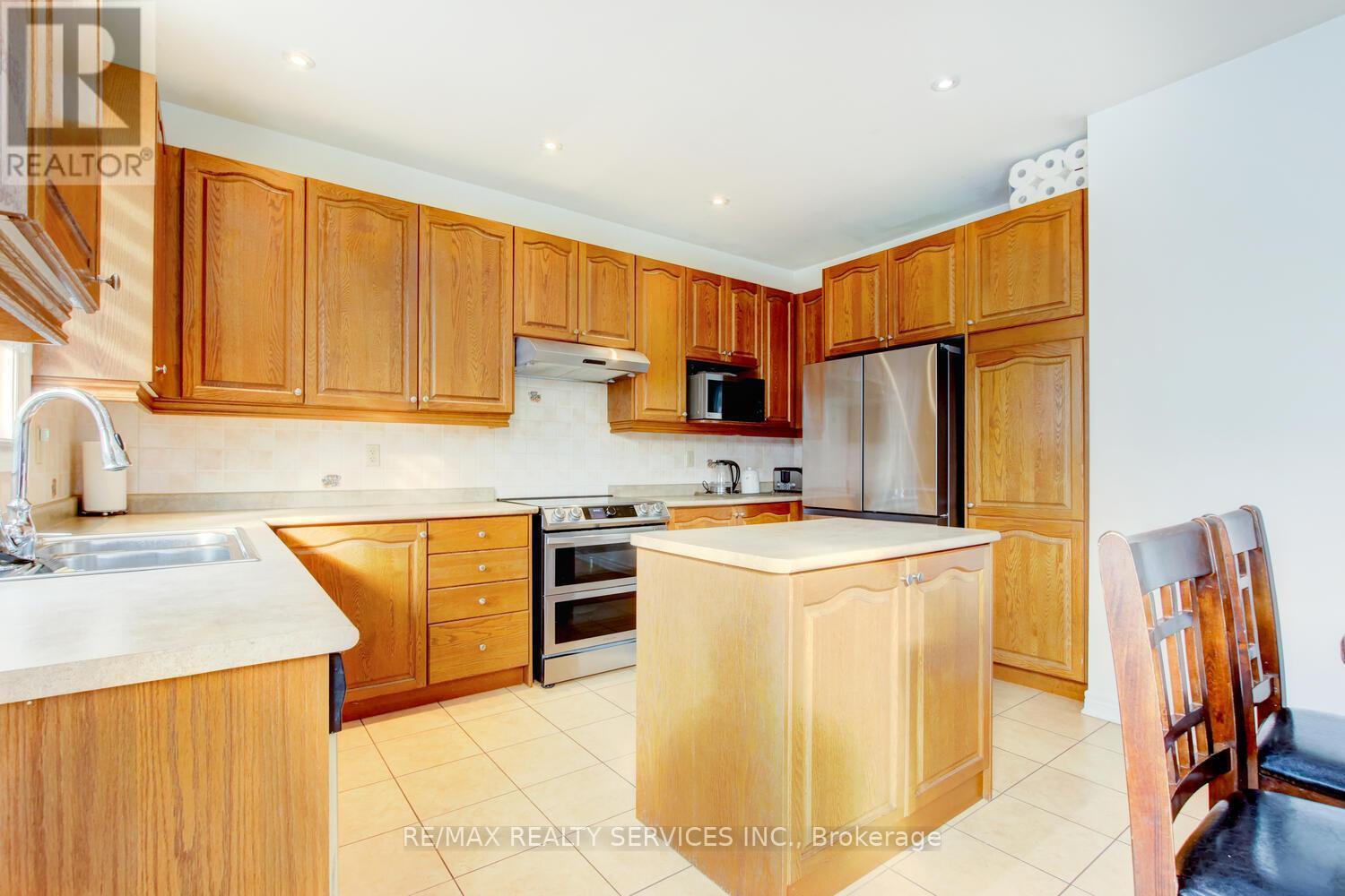 38 Cape Dorset Crescent, Brampton, ON - Indoor Photo Showing Kitchen With Double Sink