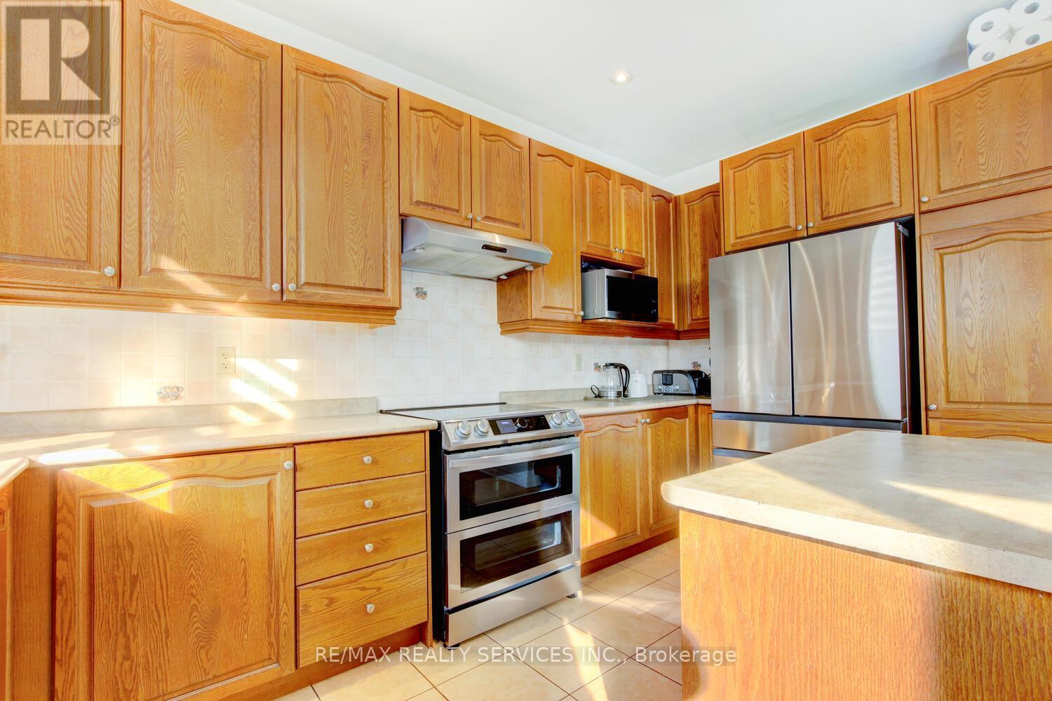 38 Cape Dorset Crescent, Brampton, ON - Indoor Photo Showing Kitchen With Stainless Steel Kitchen