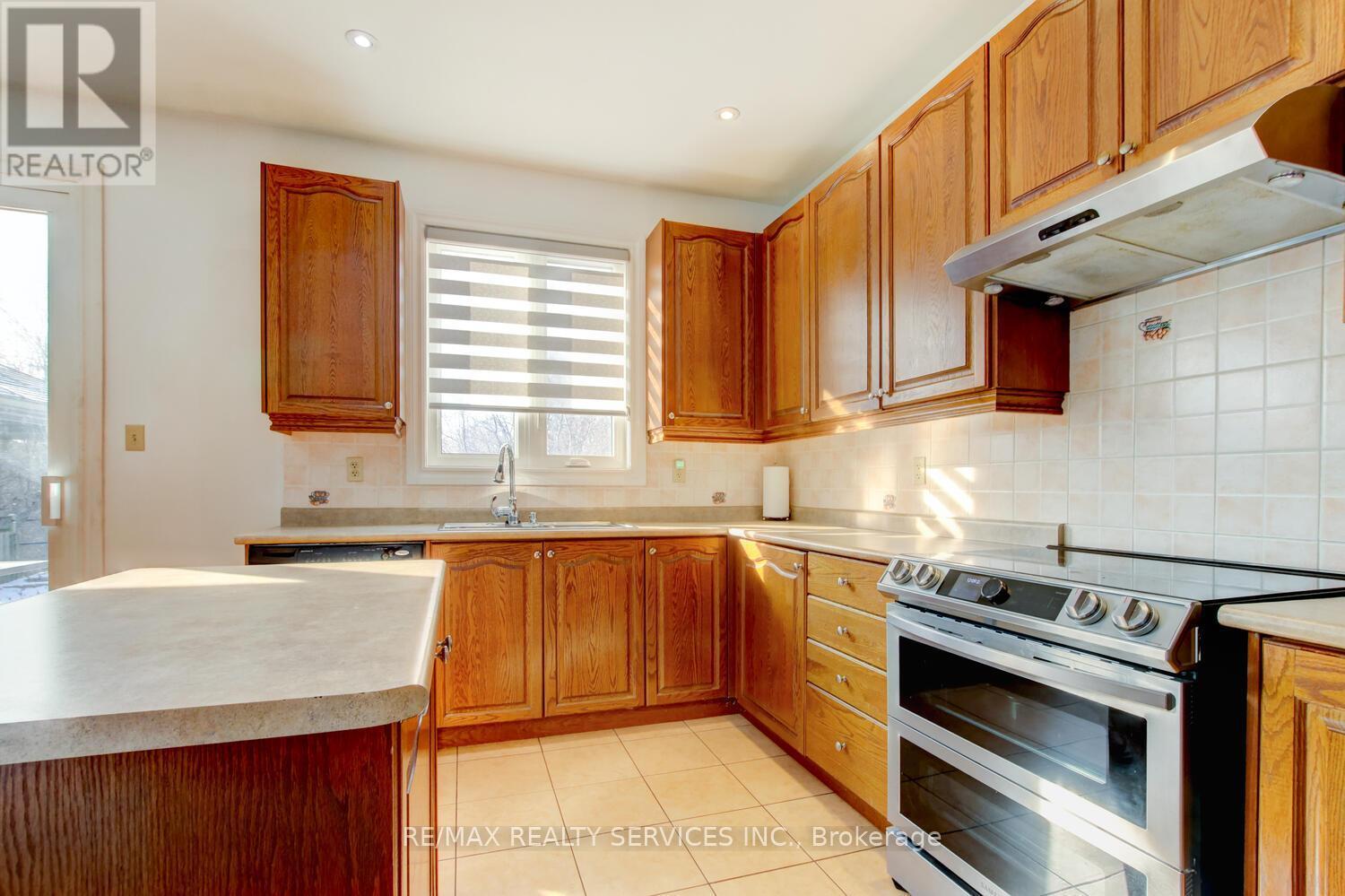 38 Cape Dorset Crescent, Brampton, ON - Indoor Photo Showing Kitchen With Double Sink