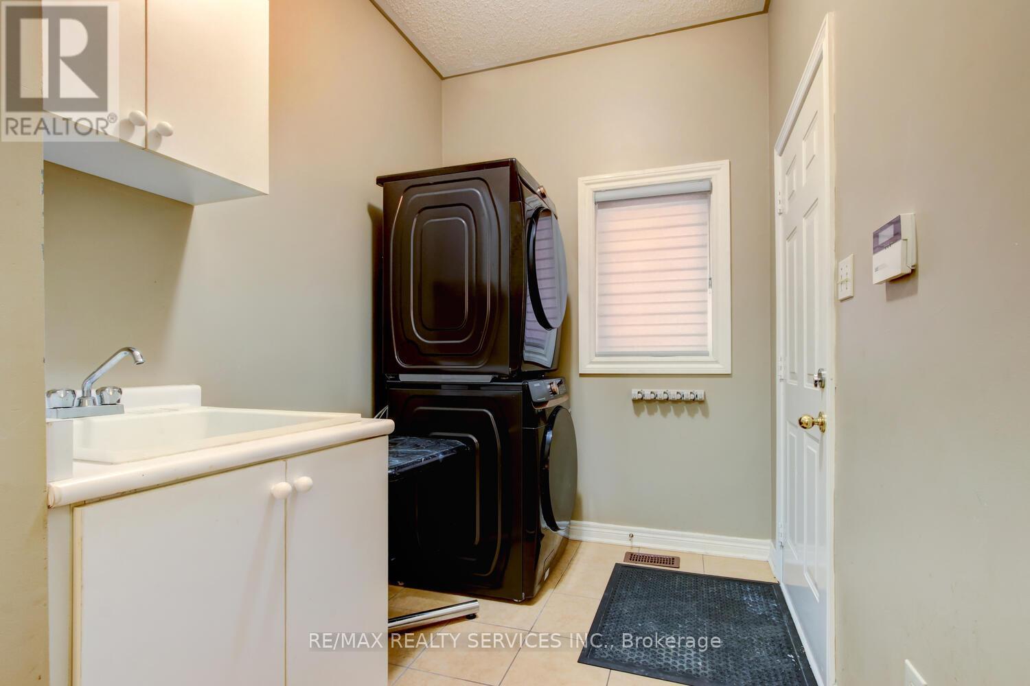 38 Cape Dorset Crescent, Brampton, ON - Indoor Photo Showing Laundry Room