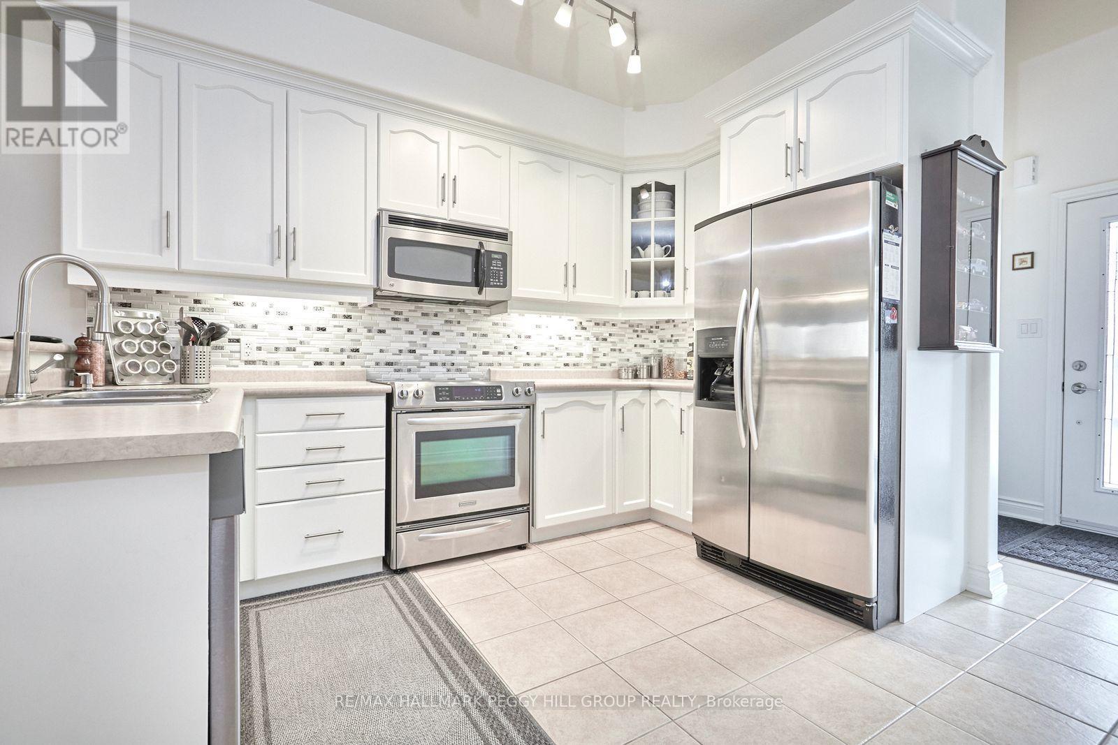 11 - 125 Huronia Road, Barrie, ON - Indoor Photo Showing Kitchen With Upgraded Kitchen