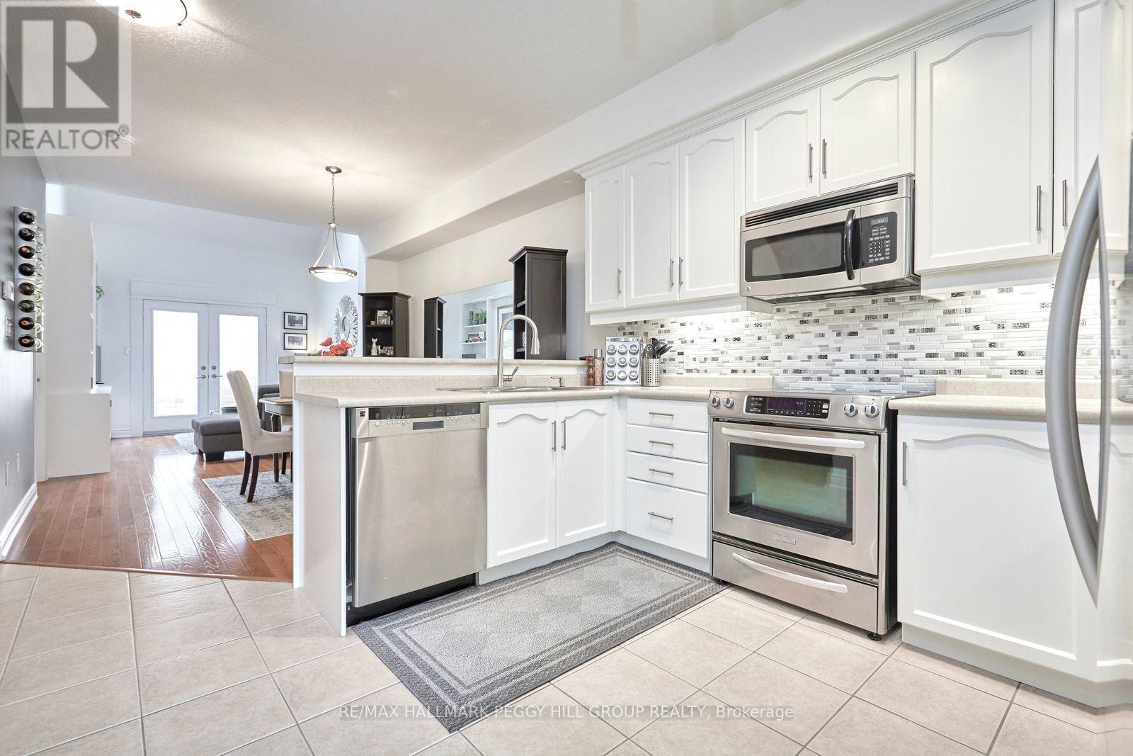 11 - 125 Huronia Road, Barrie, ON - Indoor Photo Showing Kitchen With Upgraded Kitchen
