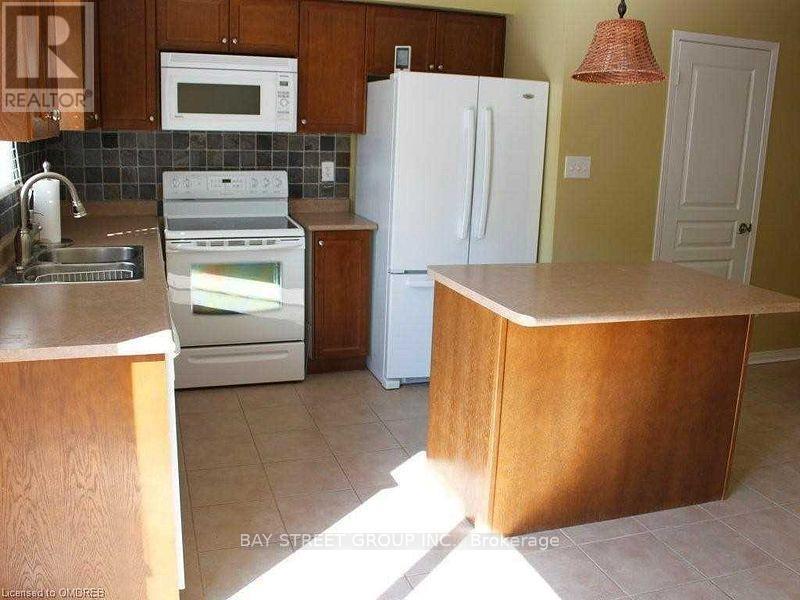 2321 Saddlecreek Crescent, Oakville, ON - Indoor Photo Showing Kitchen With Double Sink