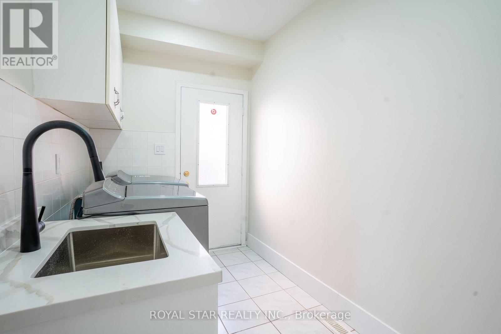 22 Livingston Drive, Caledon, ON - Indoor Photo Showing Laundry Room