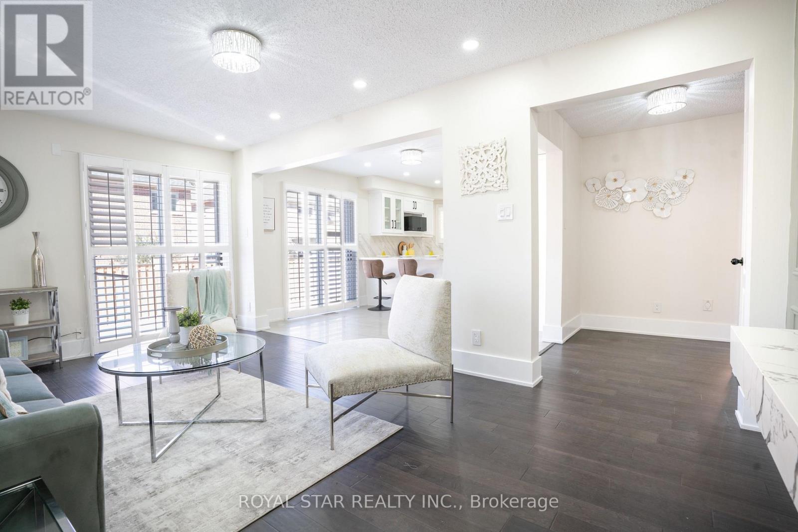 22 Livingston Drive, Caledon, ON - Indoor Photo Showing Living Room