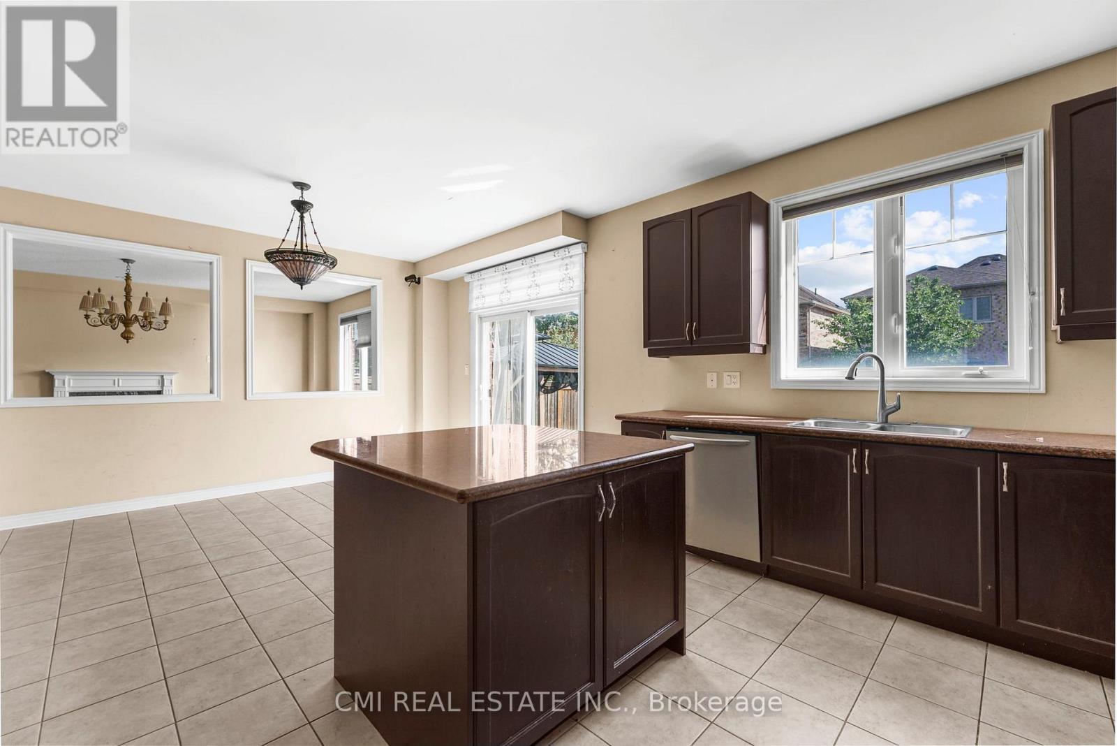 5 Decorso Drive N, Brampton, ON - Indoor Photo Showing Kitchen With Double Sink