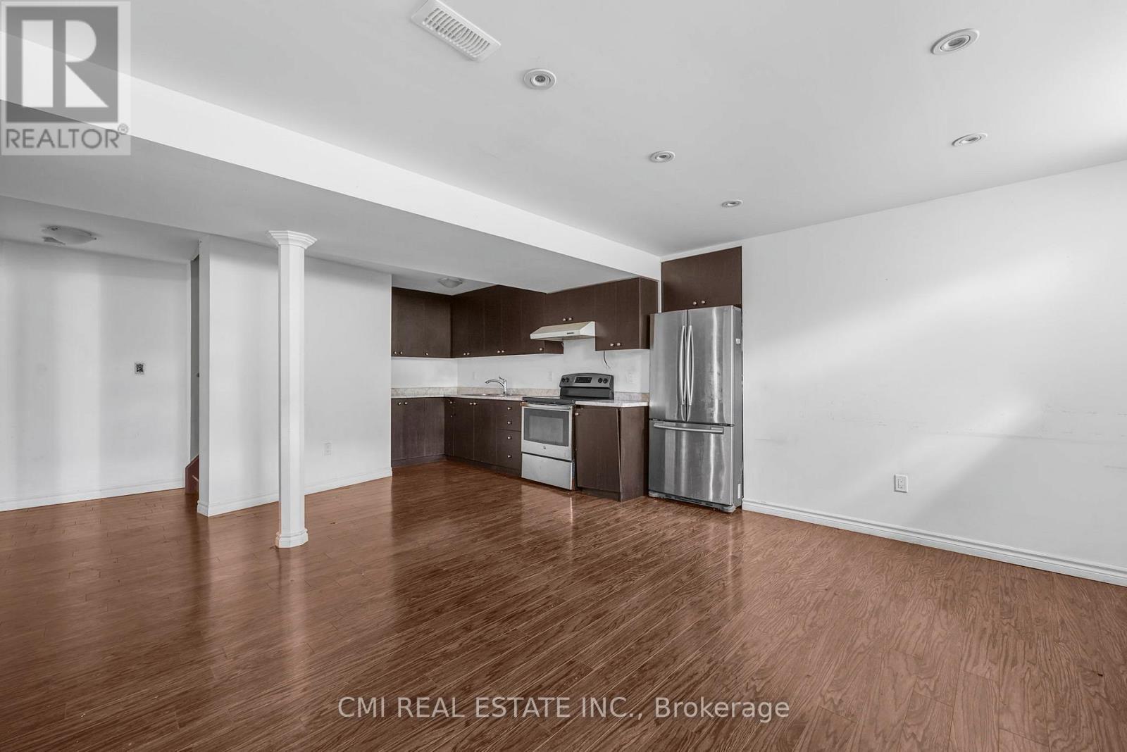 5 Decorso Drive N, Brampton, ON - Indoor Photo Showing Kitchen