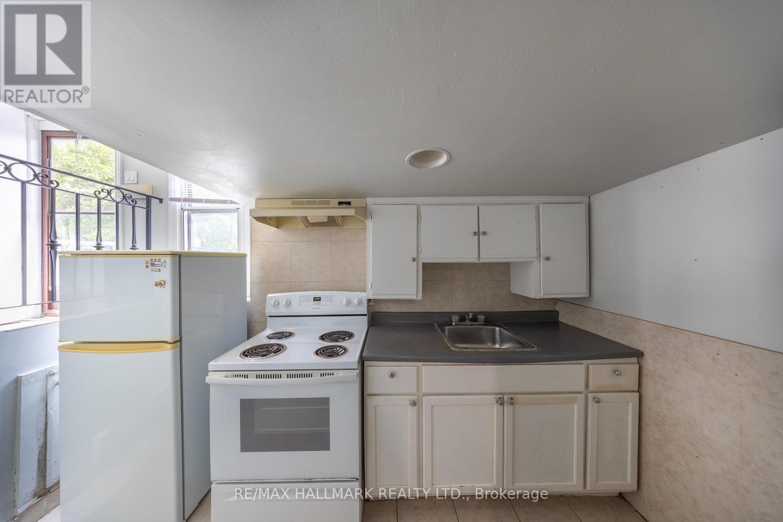 Lower - 1366 Davenport Road, Toronto, ON - Indoor Photo Showing Kitchen