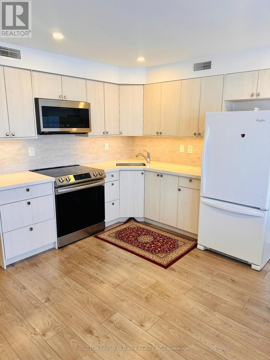 1032 Burnhamthorpe Road E, Mississauga, ON - Indoor Photo Showing Kitchen