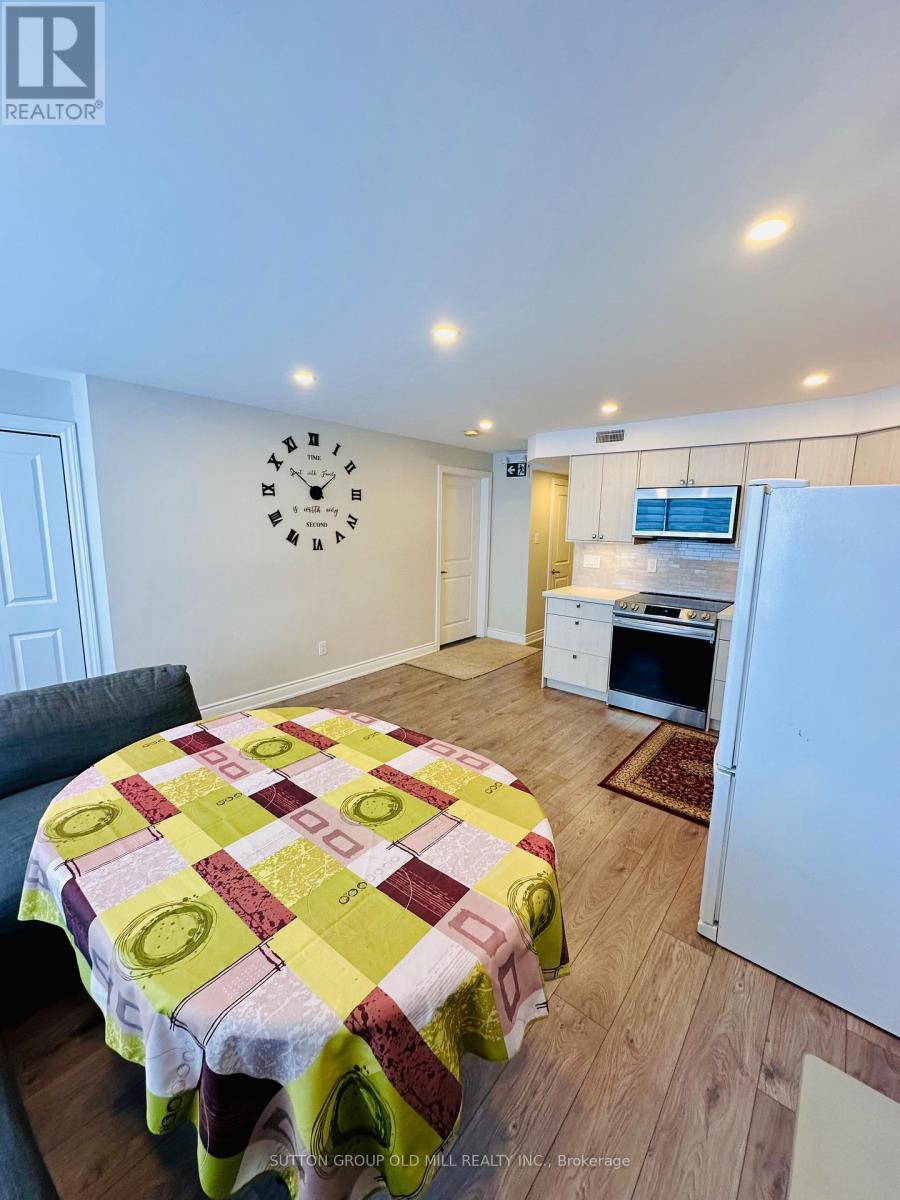 1032 Burnhamthorpe Road E, Mississauga, ON - Indoor Photo Showing Bedroom