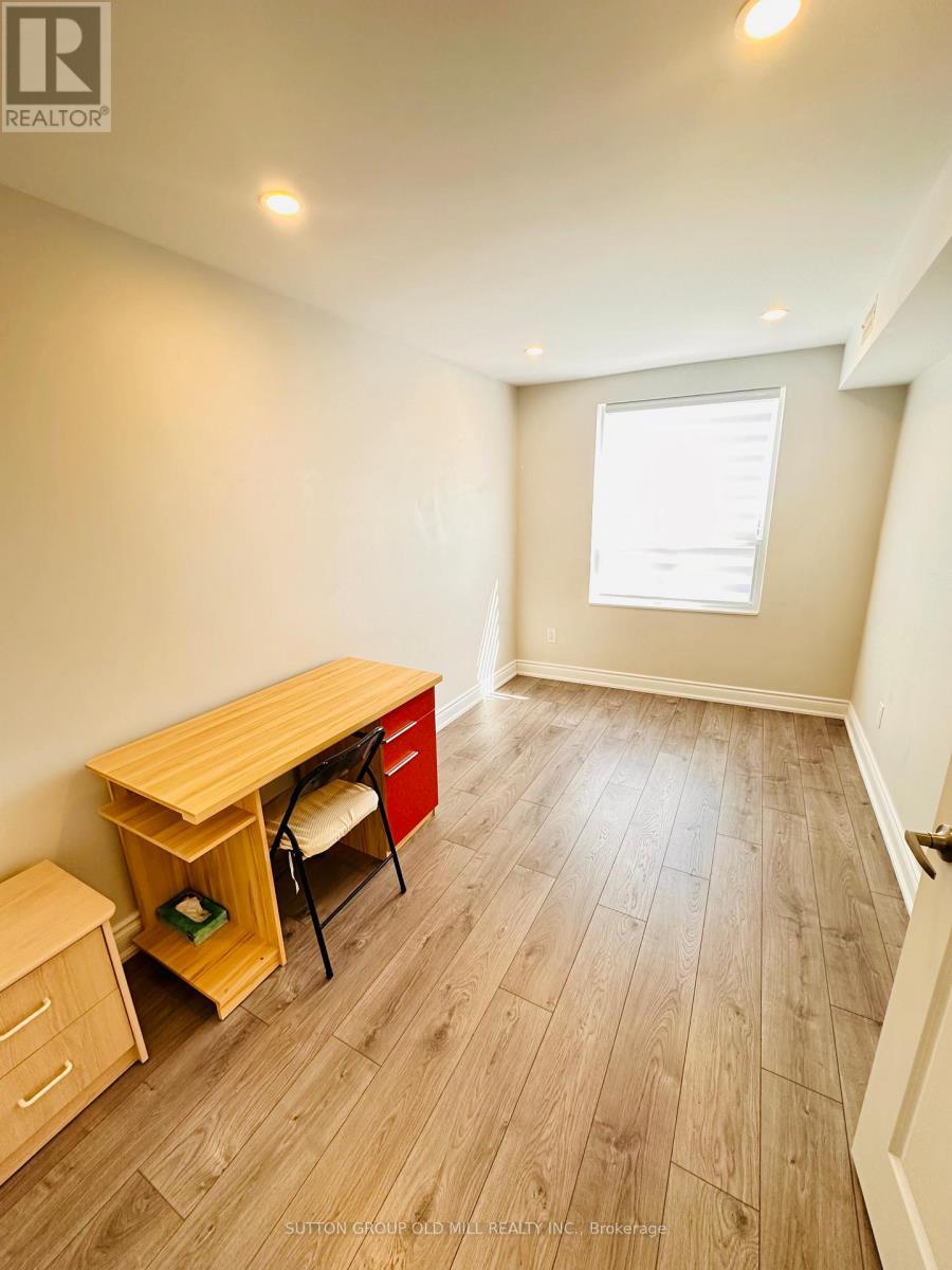 1032 Burnhamthorpe Road E, Mississauga, ON - Indoor Photo Showing Other Room