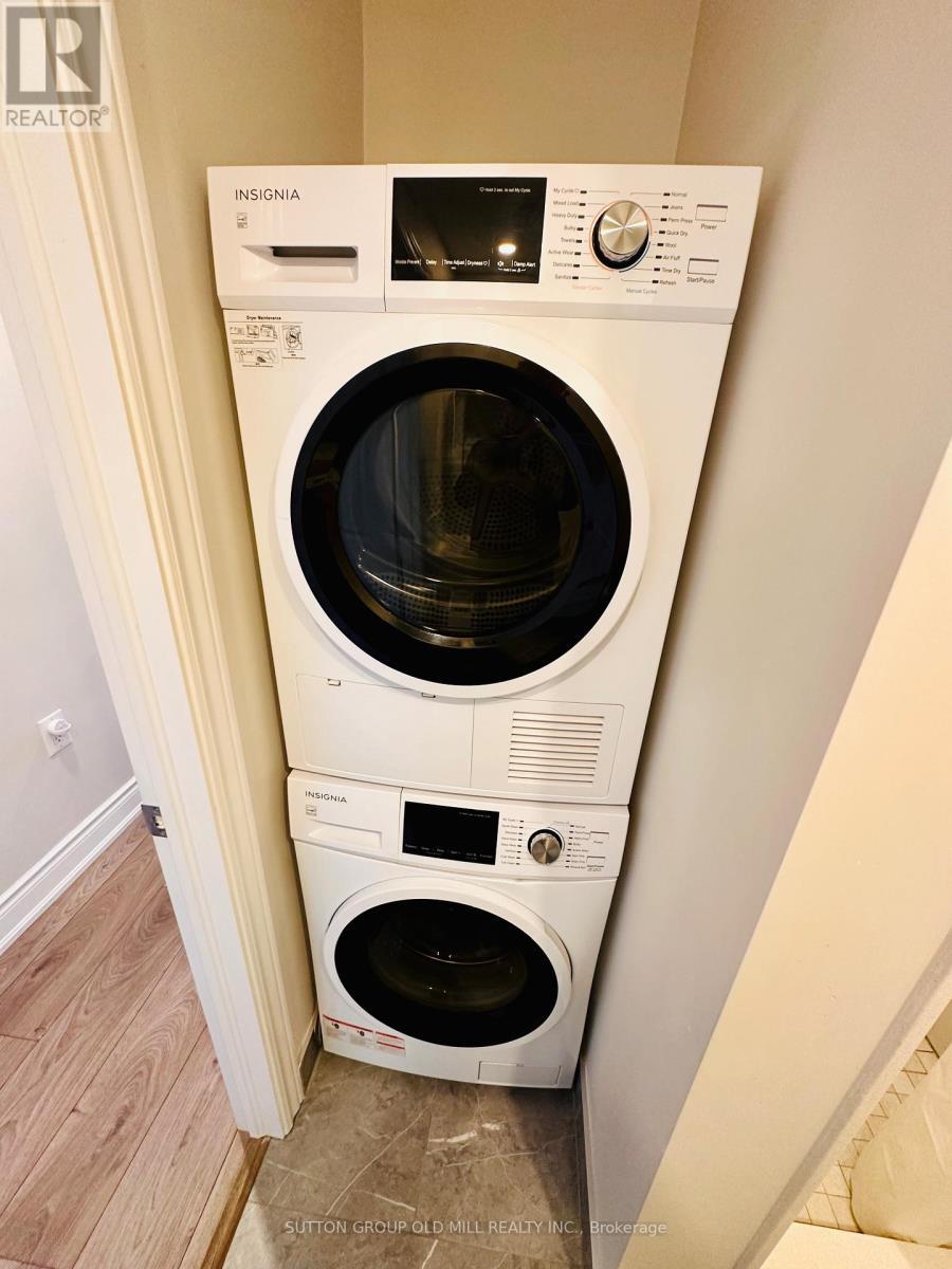 1032 Burnhamthorpe Road E, Mississauga, ON - Indoor Photo Showing Laundry Room