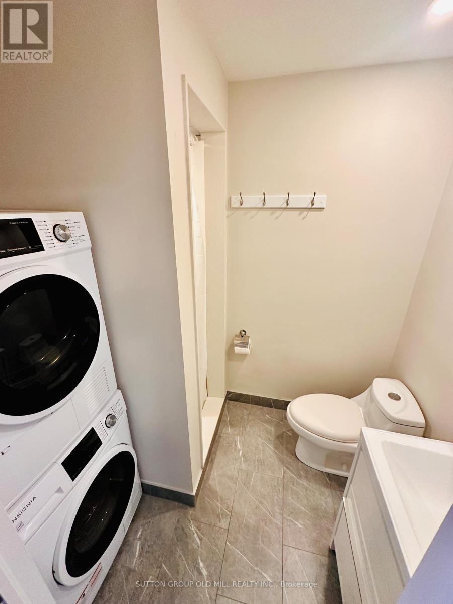1032 Burnhamthorpe Road E, Mississauga, ON - Indoor Photo Showing Laundry Room