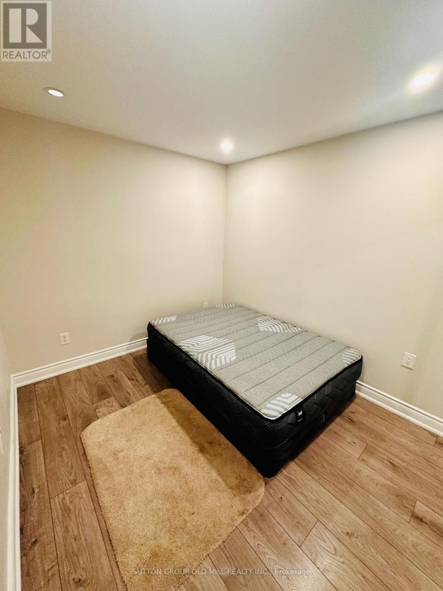 1032 Burnhamthorpe Road E, Mississauga, ON - Indoor