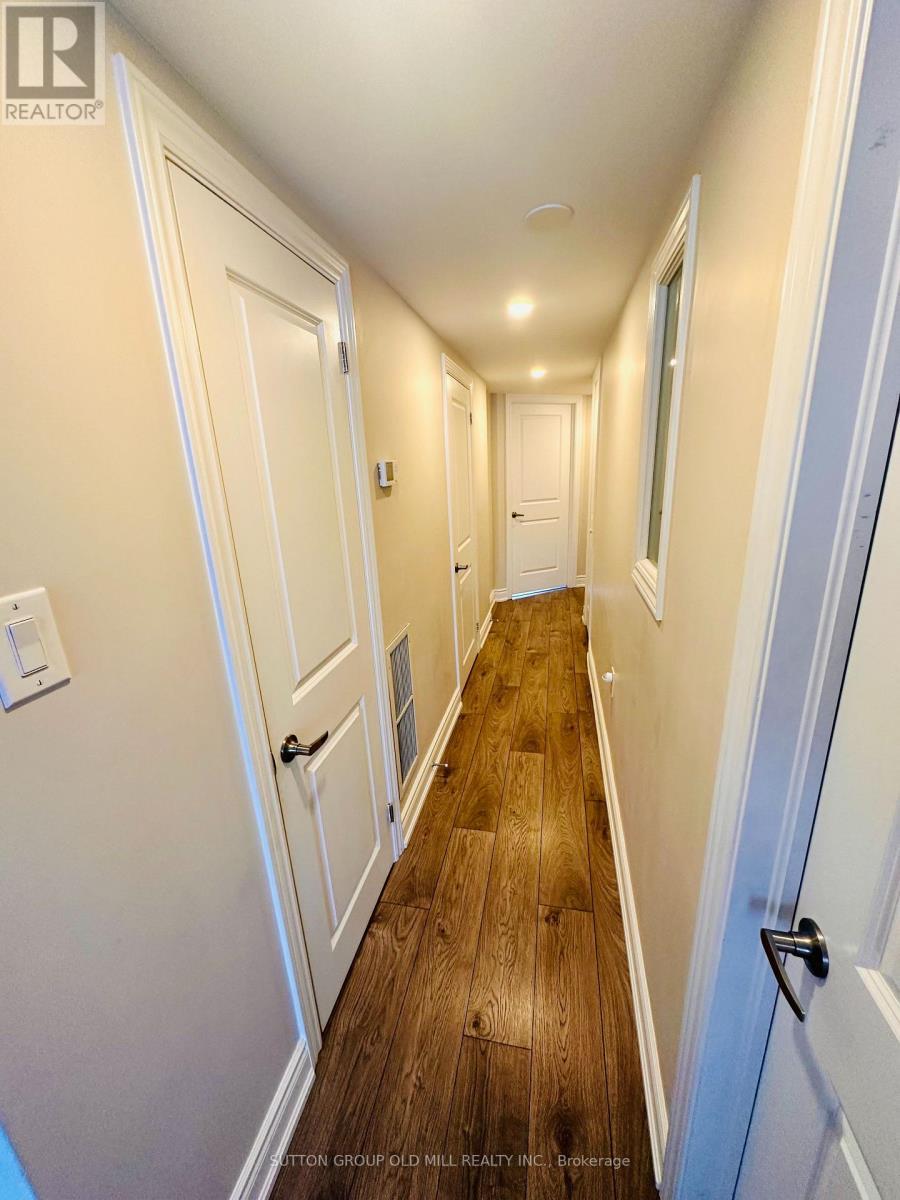 1032 Burnhamthorpe Road E, Mississauga, ON - Indoor Photo Showing Other Room