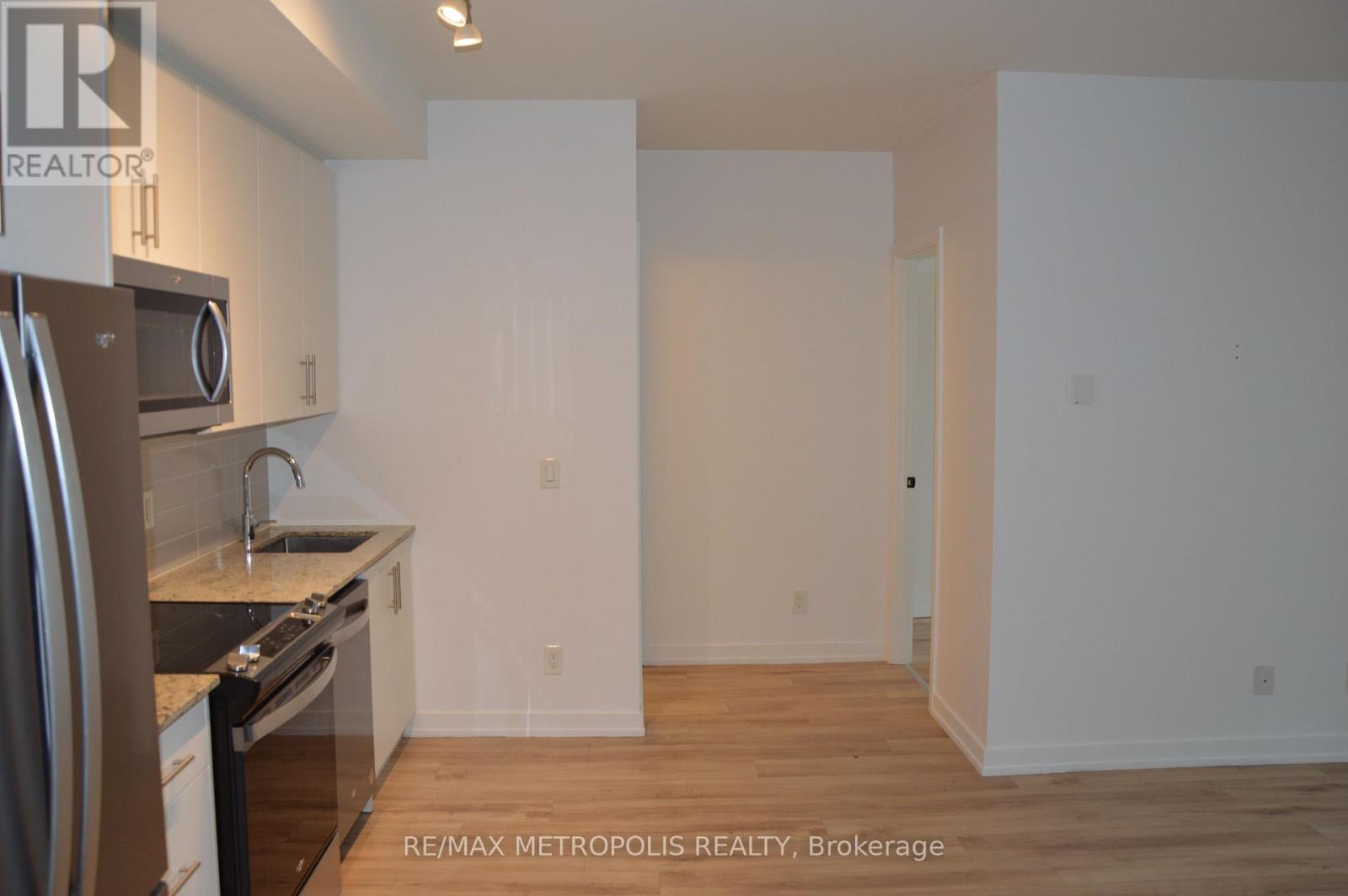 203 - 335 Wheat Boom Drive, Oakville, ON - Indoor Photo Showing Kitchen