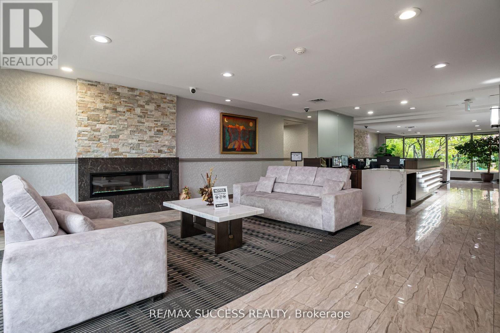 713 - 145 Hillcrest Avenue, Mississauga, ON - Indoor Photo Showing Living Room With Fireplace