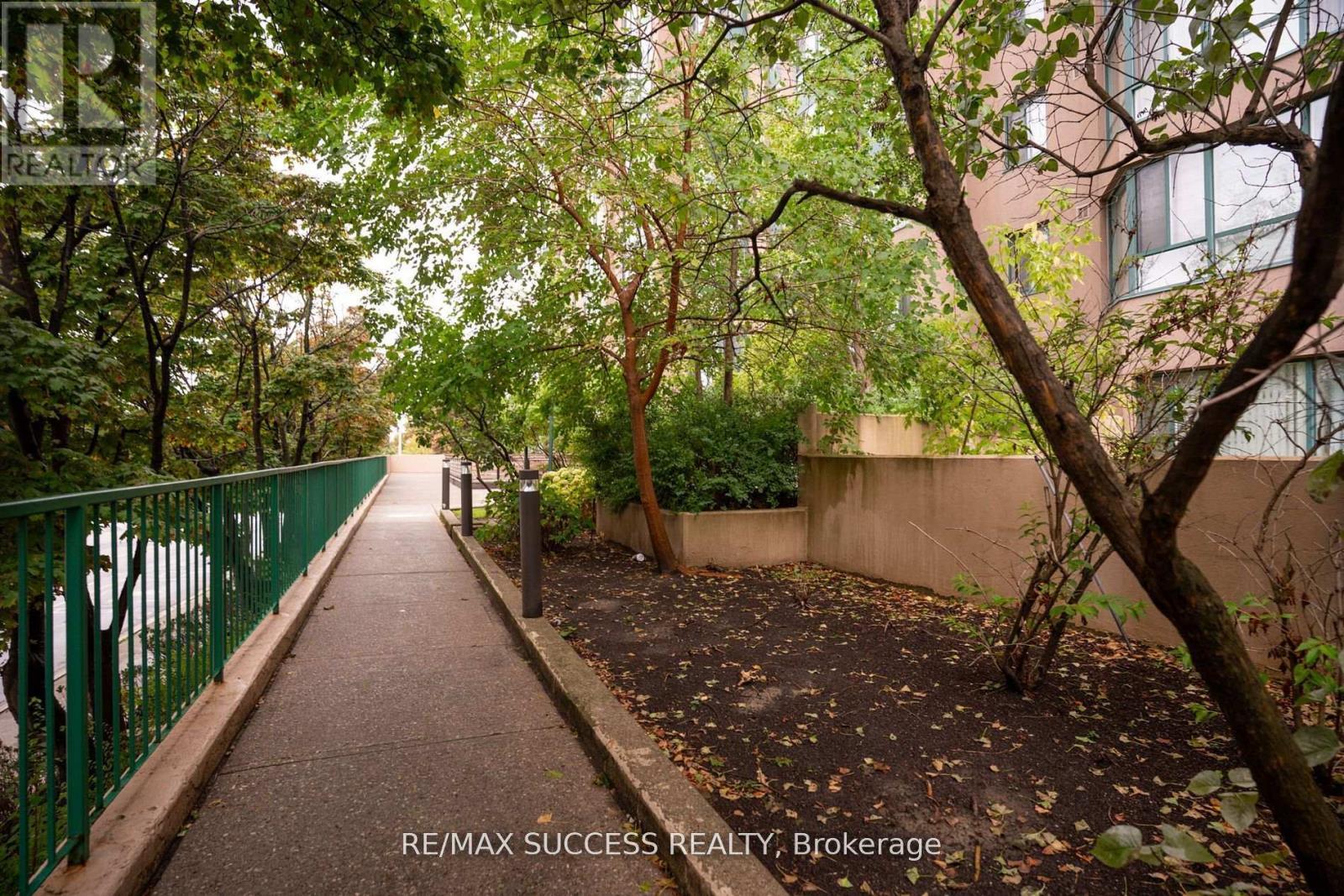 713 - 145 Hillcrest Avenue, Mississauga, ON - Outdoor