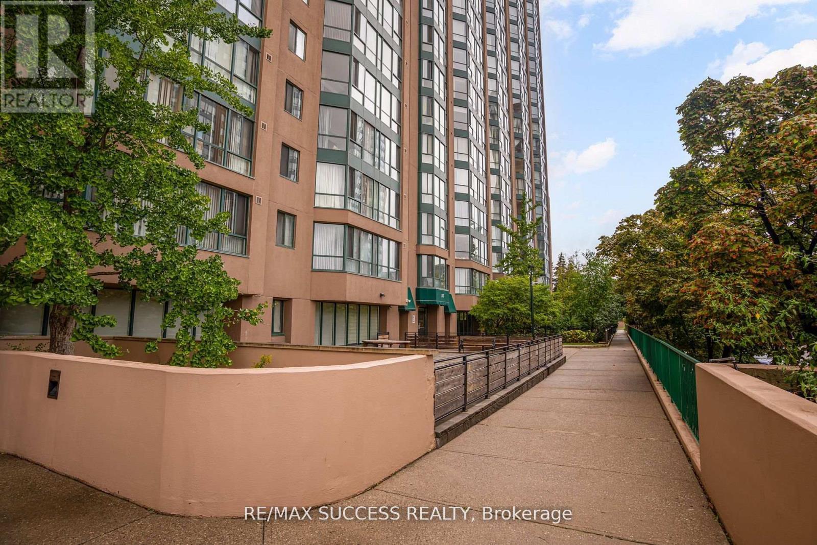 713 - 145 Hillcrest Avenue, Mississauga, ON - Outdoor