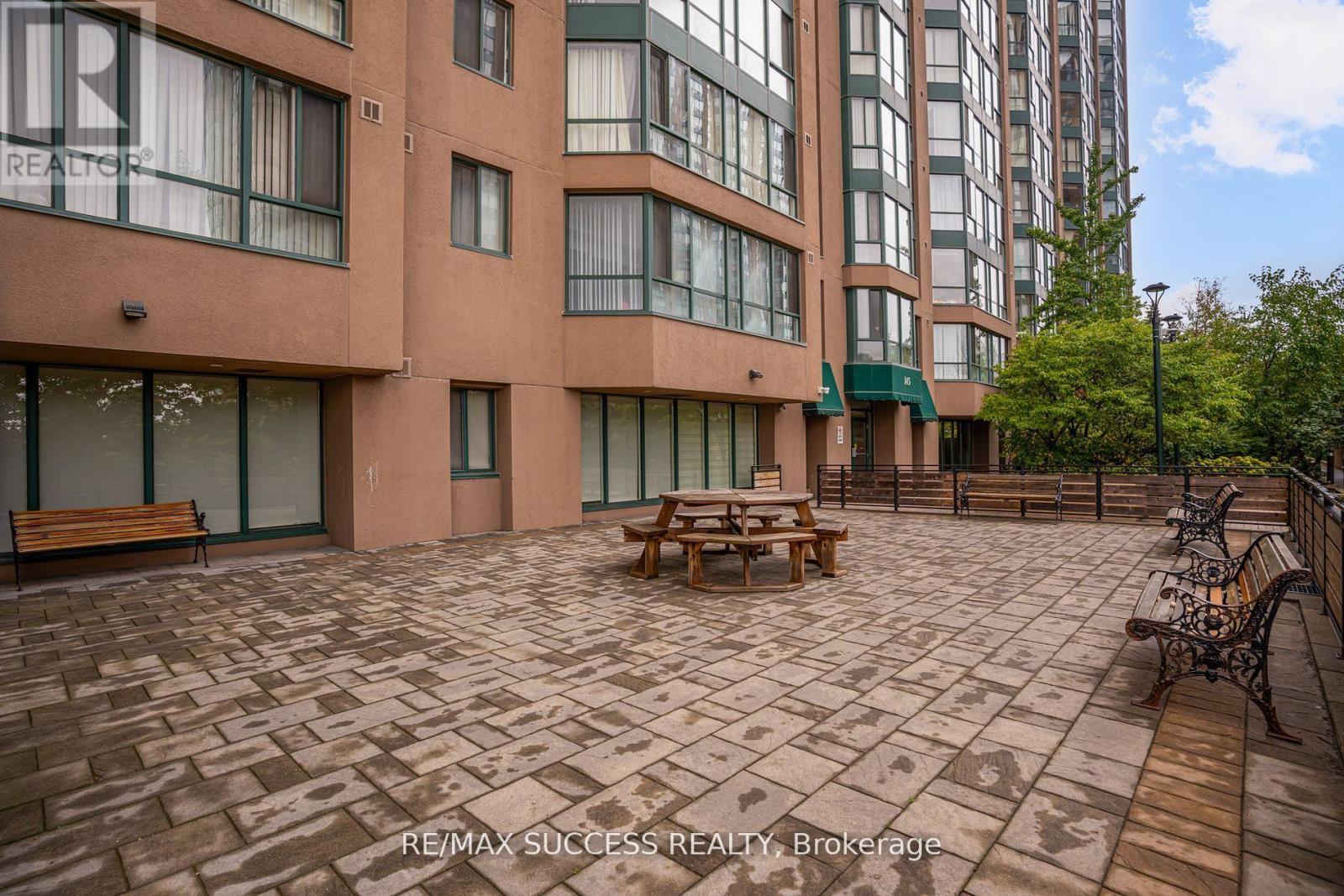 713 - 145 Hillcrest Avenue, Mississauga, ON - Outdoor